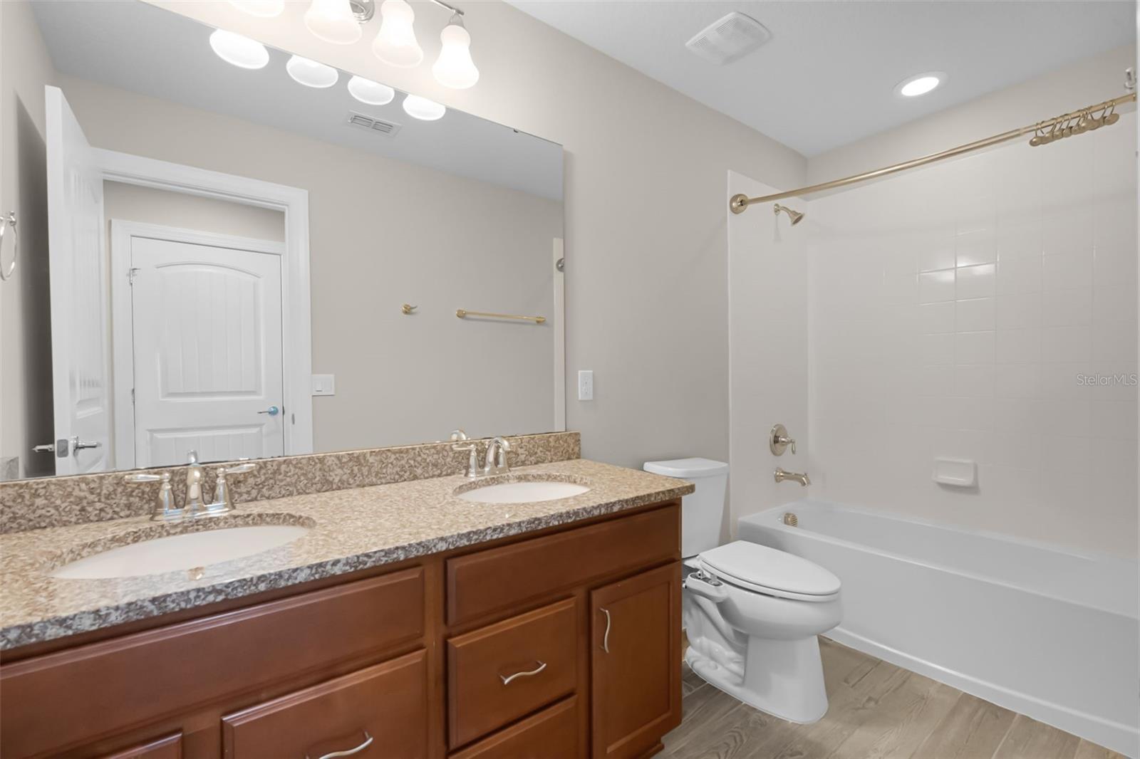 Image 44 of 70 For 5029 Hartwell Court