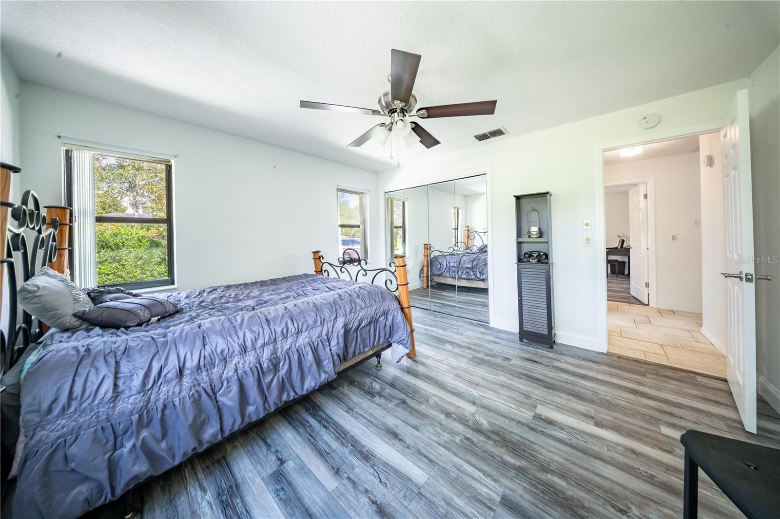 Listing photo id 9 for 346 Keller Court