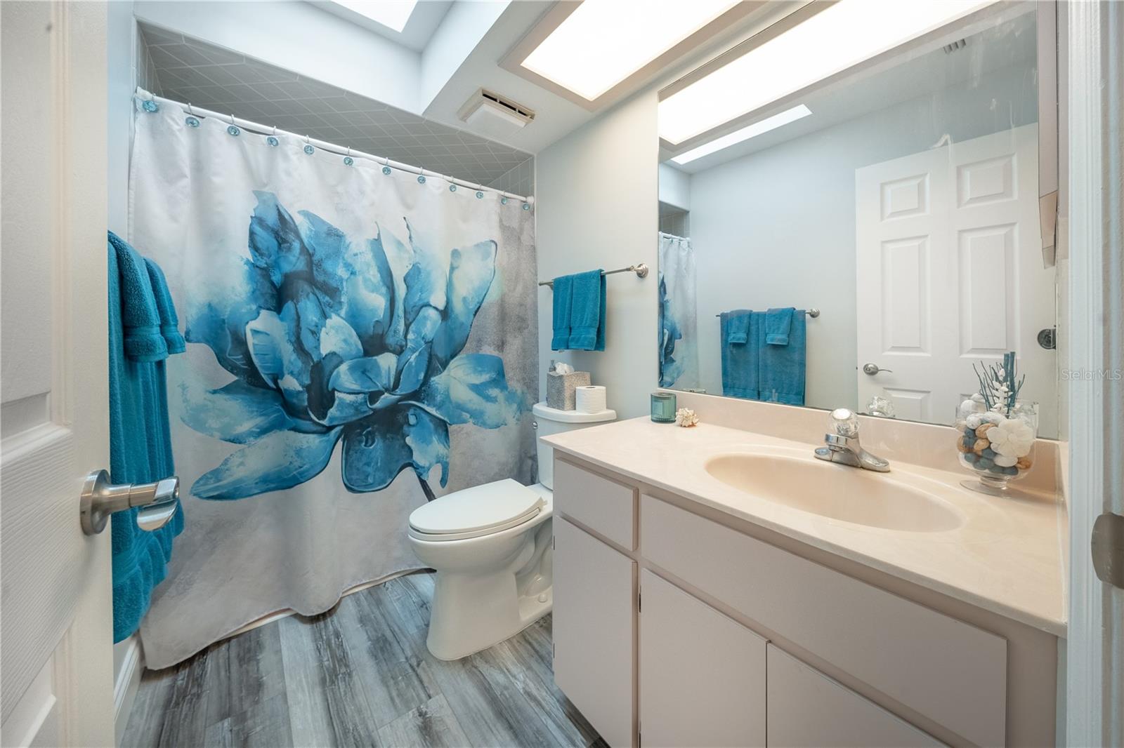 Listing photo id 10 for 346 Keller Court