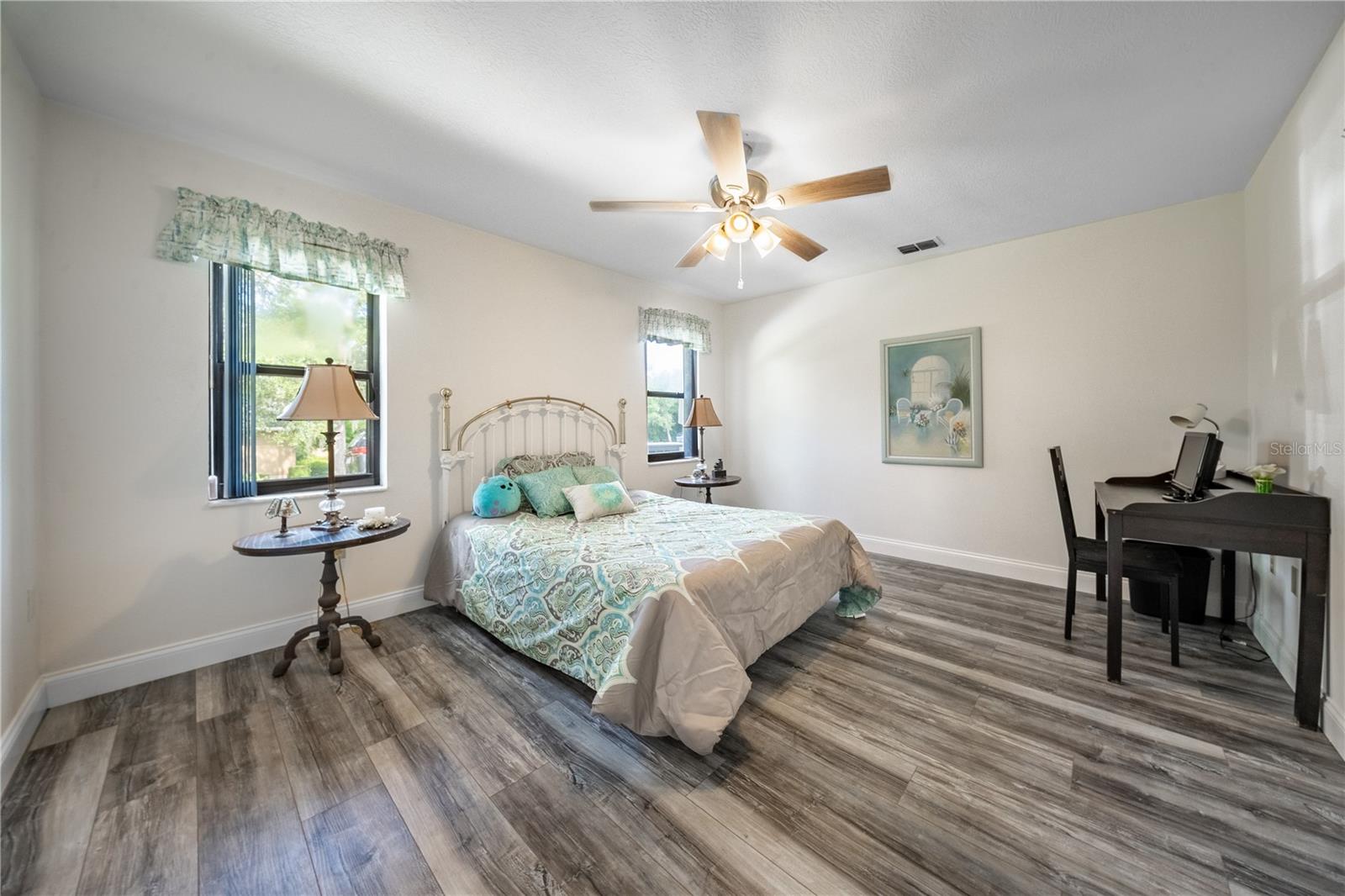 Listing photo id 11 for 346 Keller Court