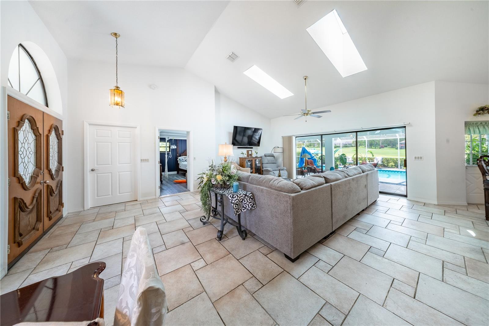 Listing photo id 2 for 346 Keller Court