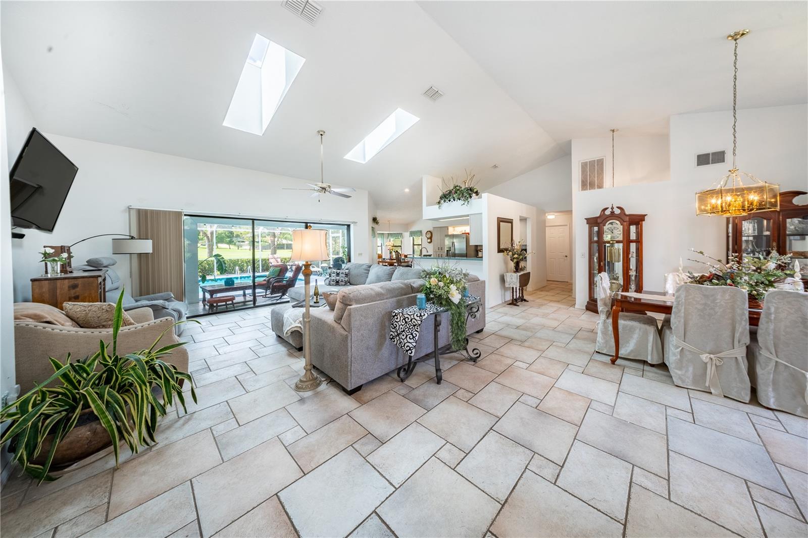 Listing photo id 3 for 346 Keller Court