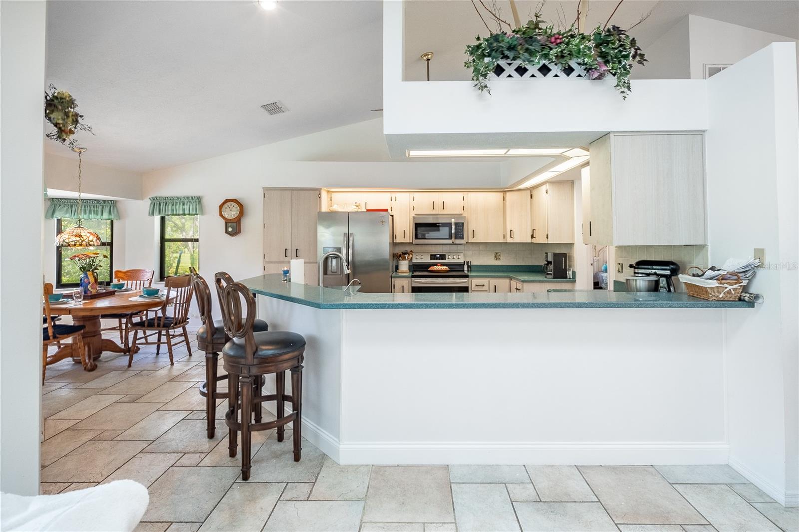 Listing photo id 4 for 346 Keller Court