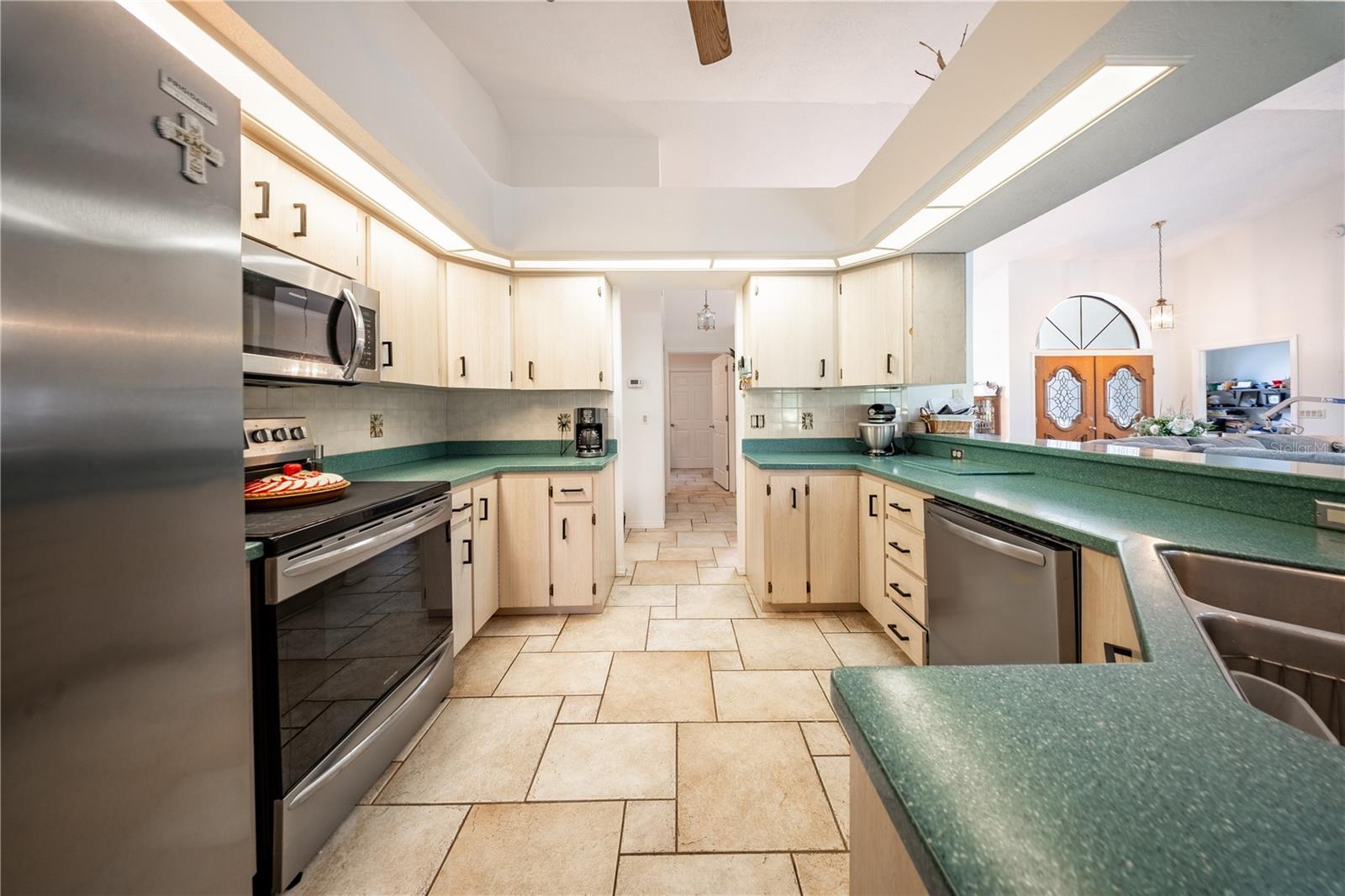 Listing photo id 5 for 346 Keller Court