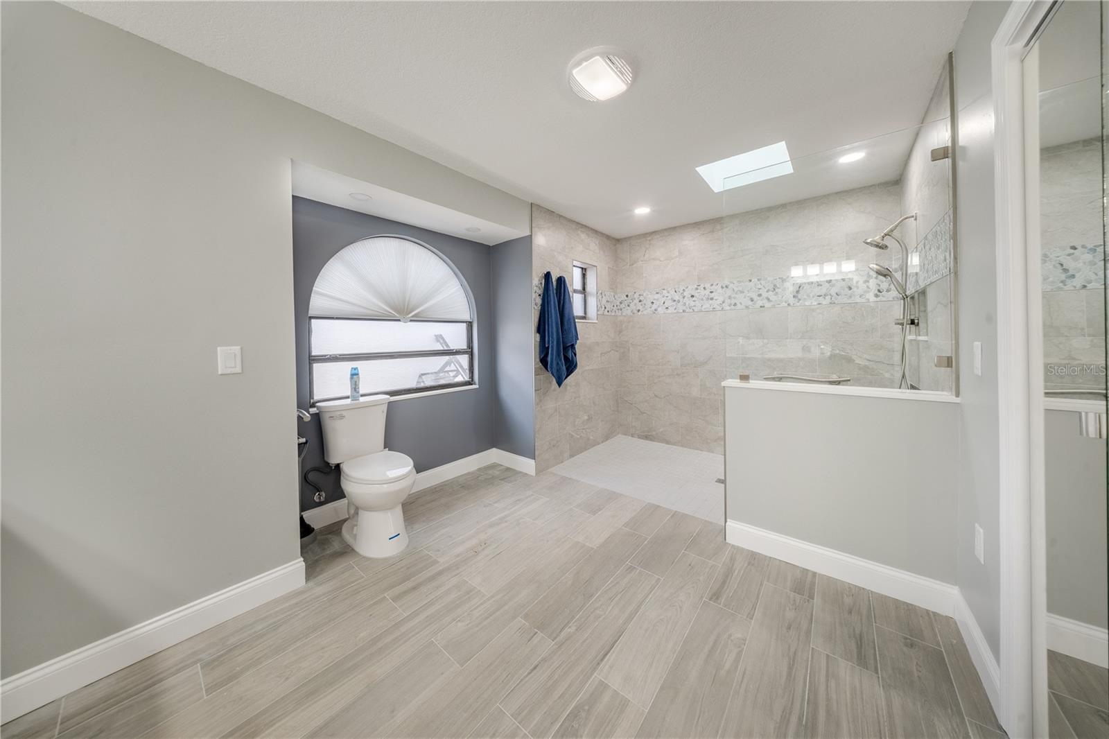 Listing photo id 7 for 346 Keller Court