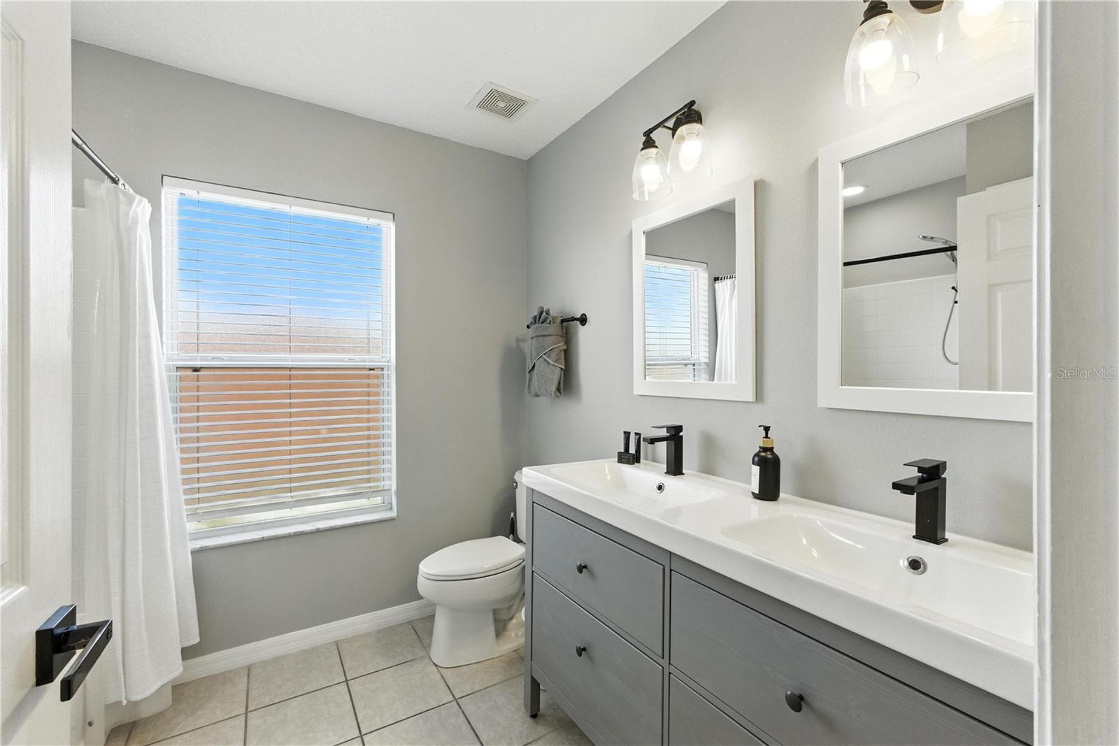 Image 33 of 61 For 255 Cordova Avenue