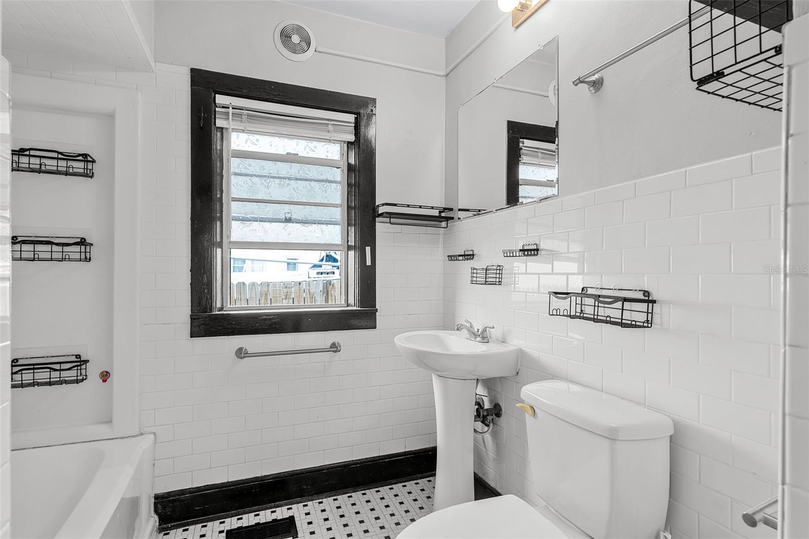 Image 21 of 28 For 25 Pinecrest Avenue
