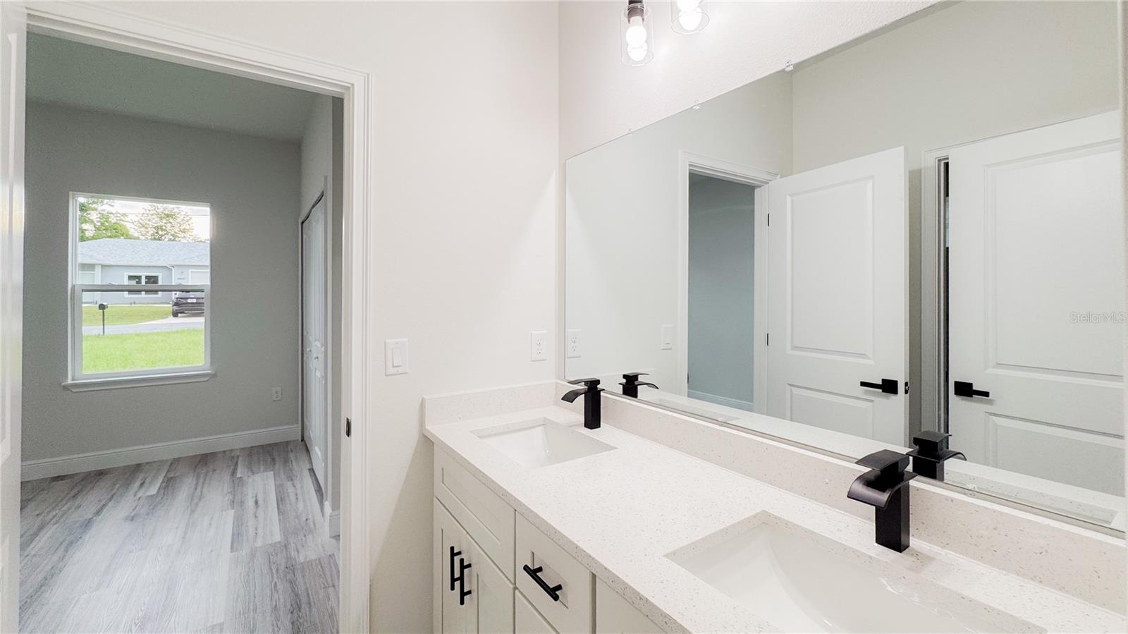 Listing photo id 11 for 15621 37th Circle