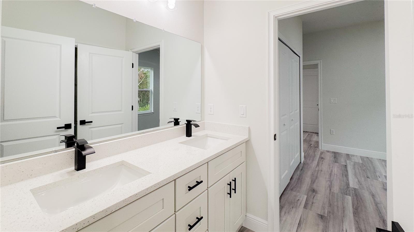 Listing photo id 14 for 15621 37th Circle