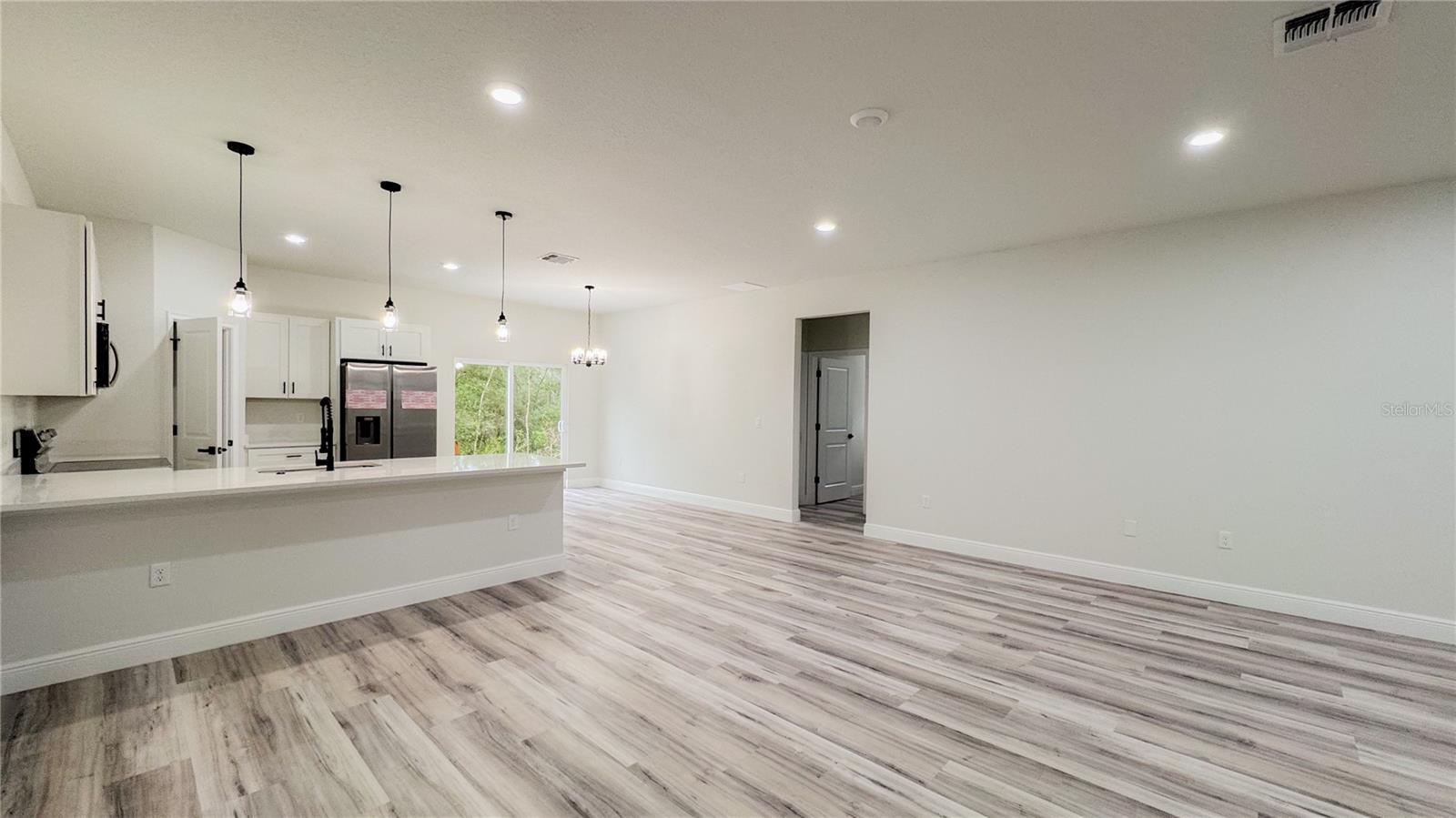 Listing photo id 2 for 15621 37th Circle