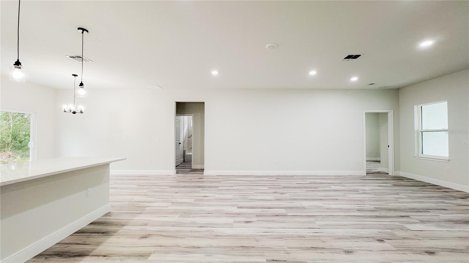 Listing photo id 3 for 15621 37th Circle