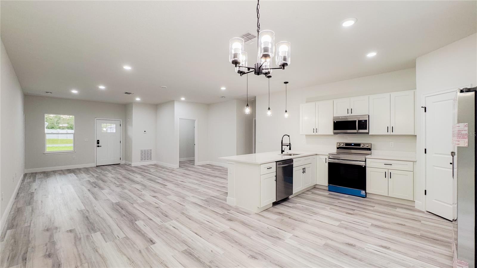 Listing photo id 4 for 15621 37th Circle