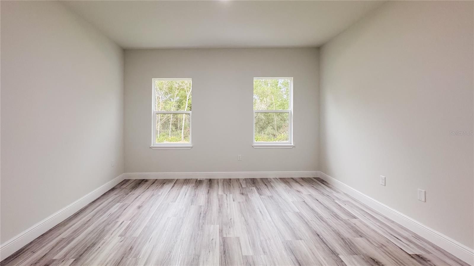 Listing photo id 5 for 15621 37th Circle