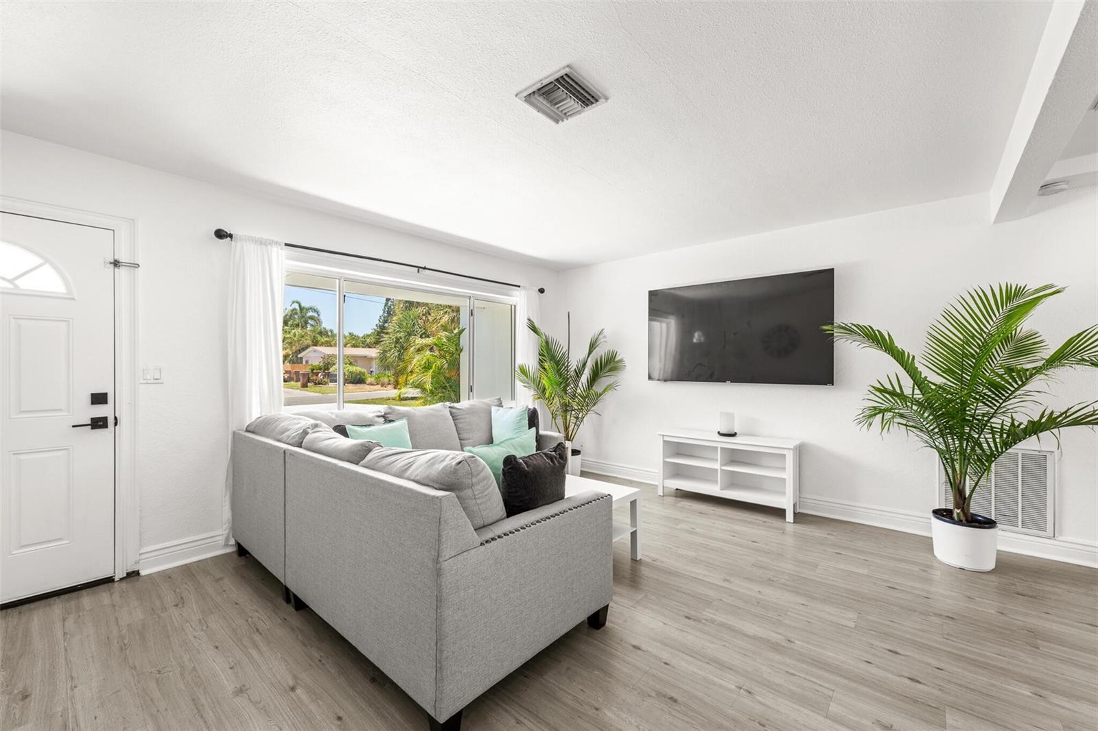 Image 7 of 53 For 707 63rd Avenue S