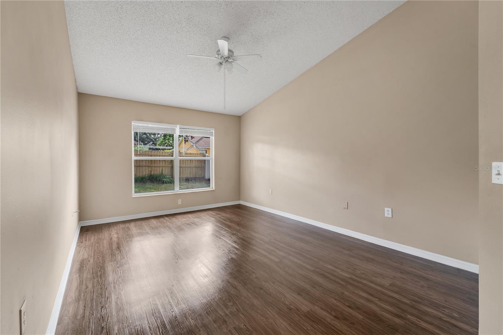 Listing photo id 9 for 837 Greenbelt Circle