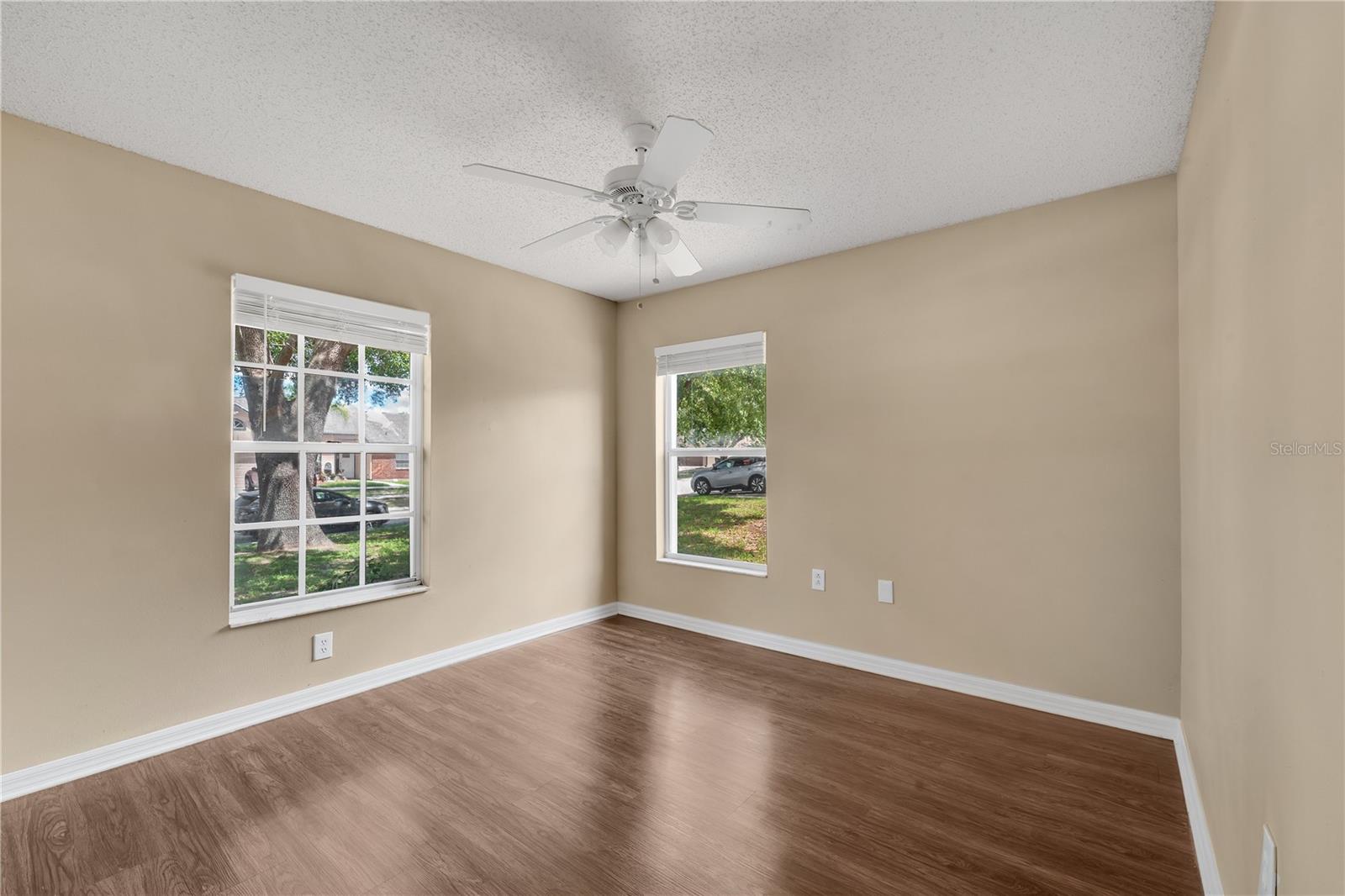 Listing photo id 11 for 837 Greenbelt Circle
