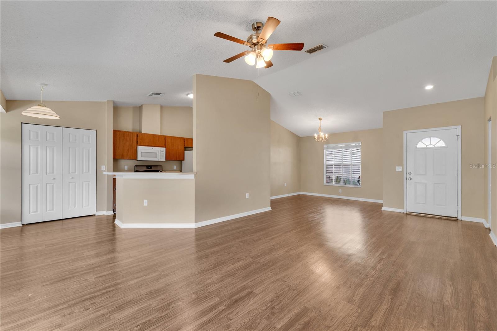 Listing photo id 2 for 837 Greenbelt Circle