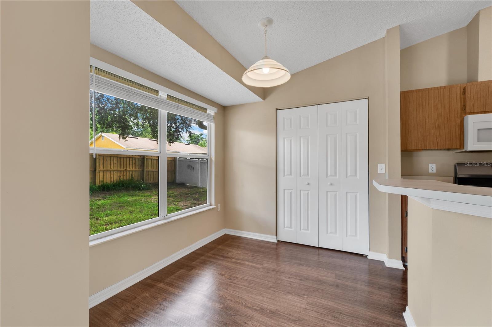 Listing photo id 3 for 837 Greenbelt Circle