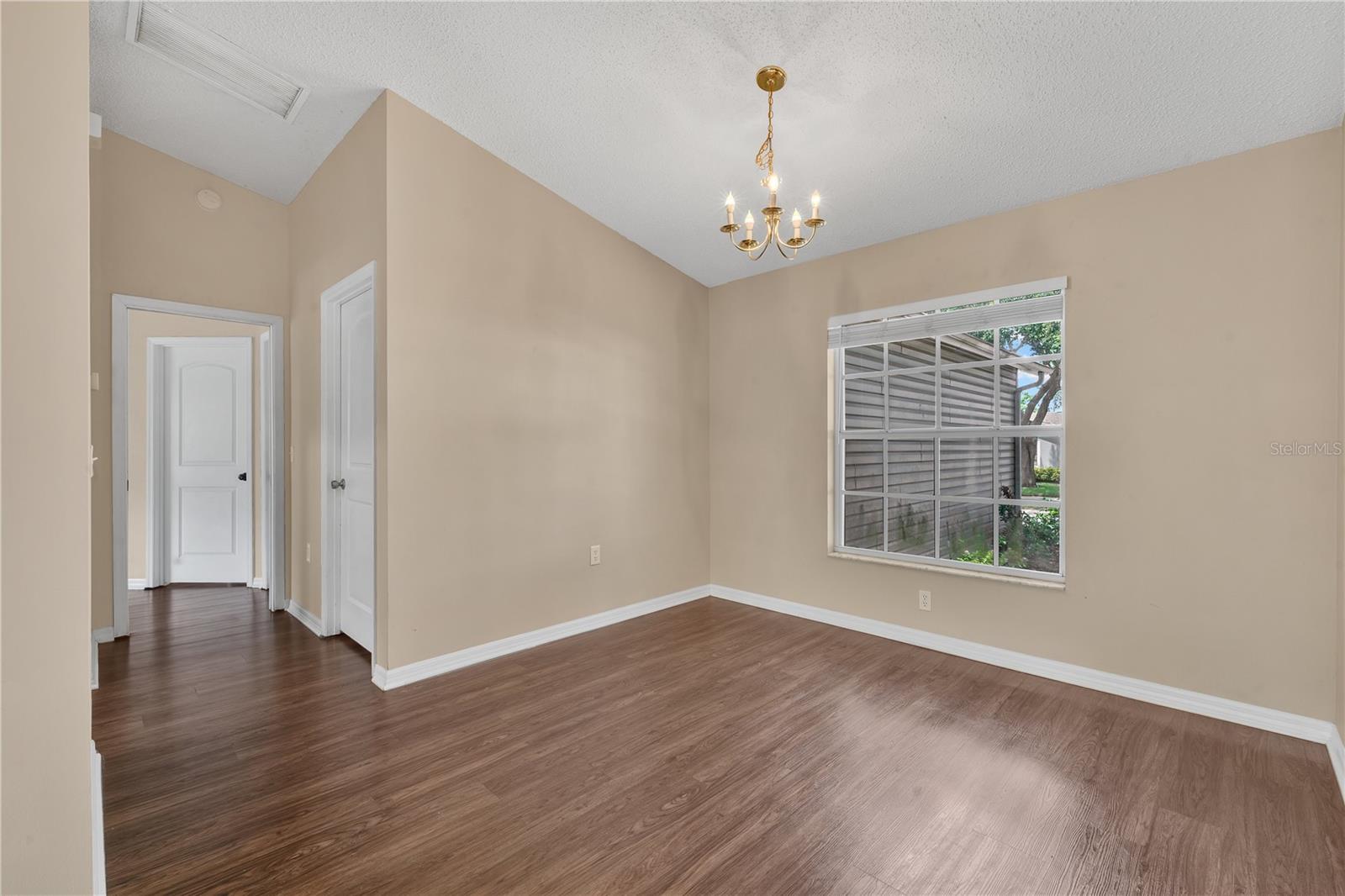 Listing photo id 5 for 837 Greenbelt Circle