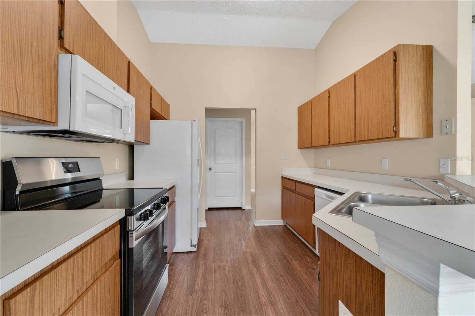 Listing photo id 6 for 837 Greenbelt Circle
