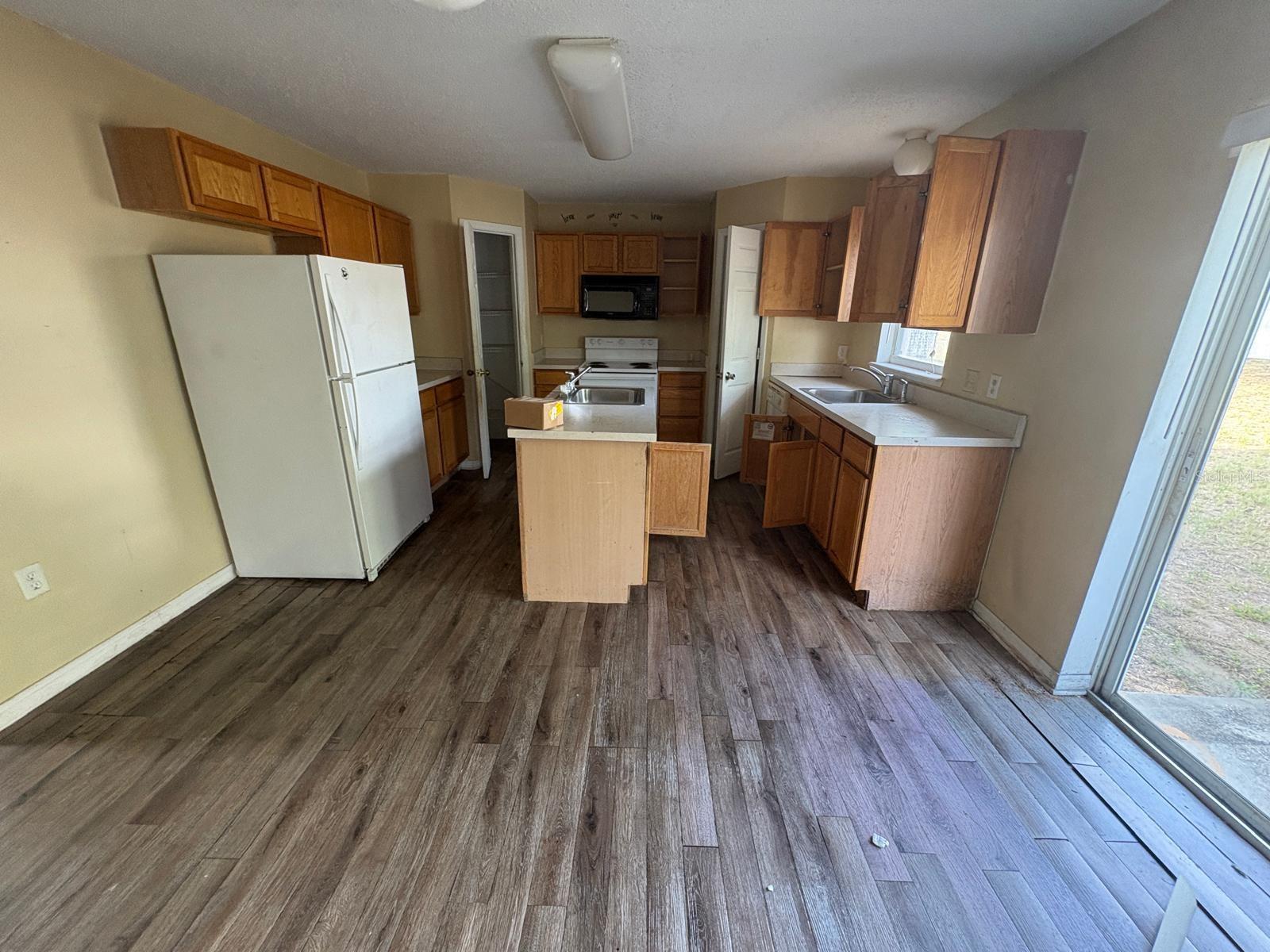 Image 10 of 39 For 266 Vervain Avenue
