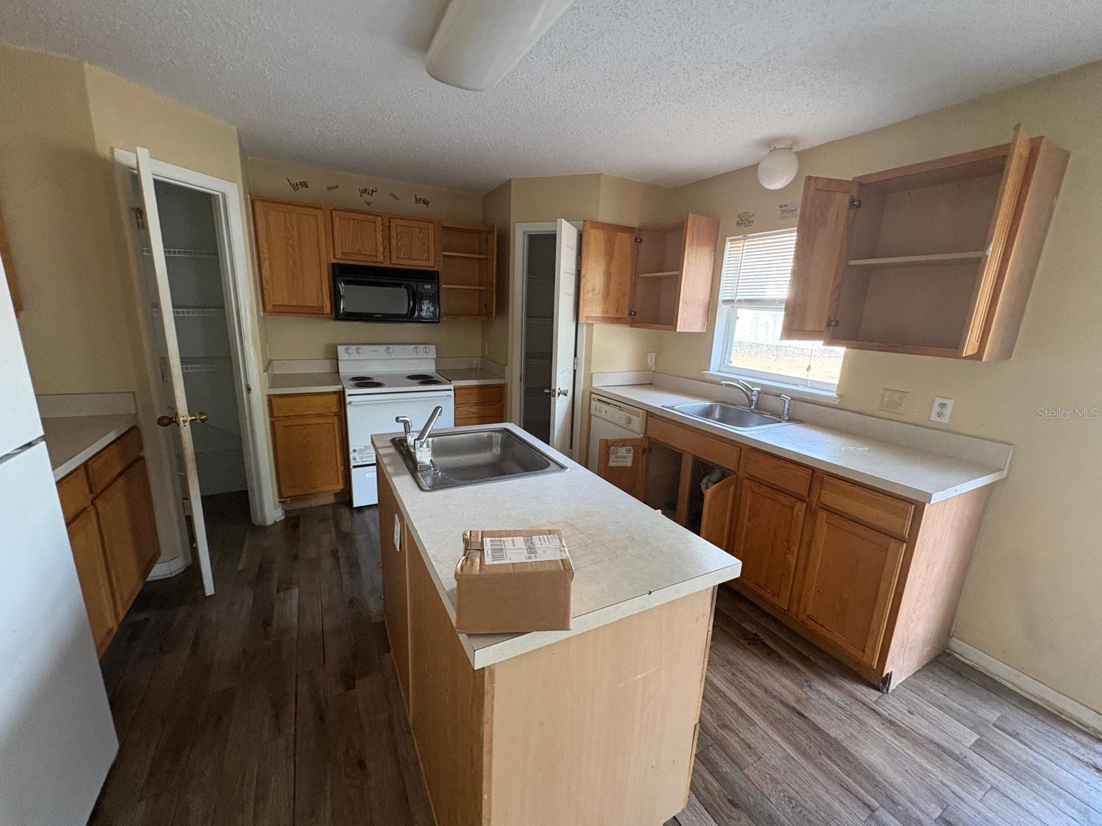Image 11 of 39 For 266 Vervain Avenue