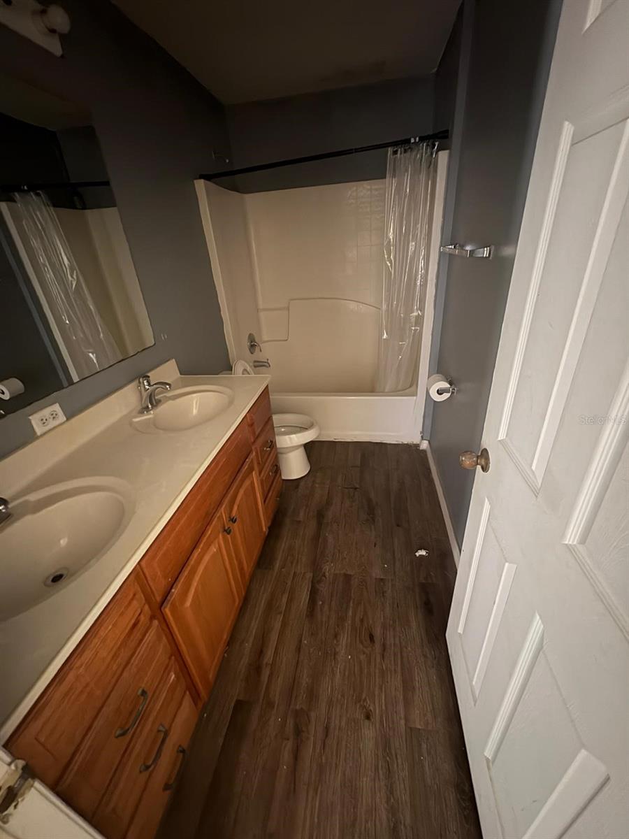 Image 22 of 39 For 266 Vervain Avenue