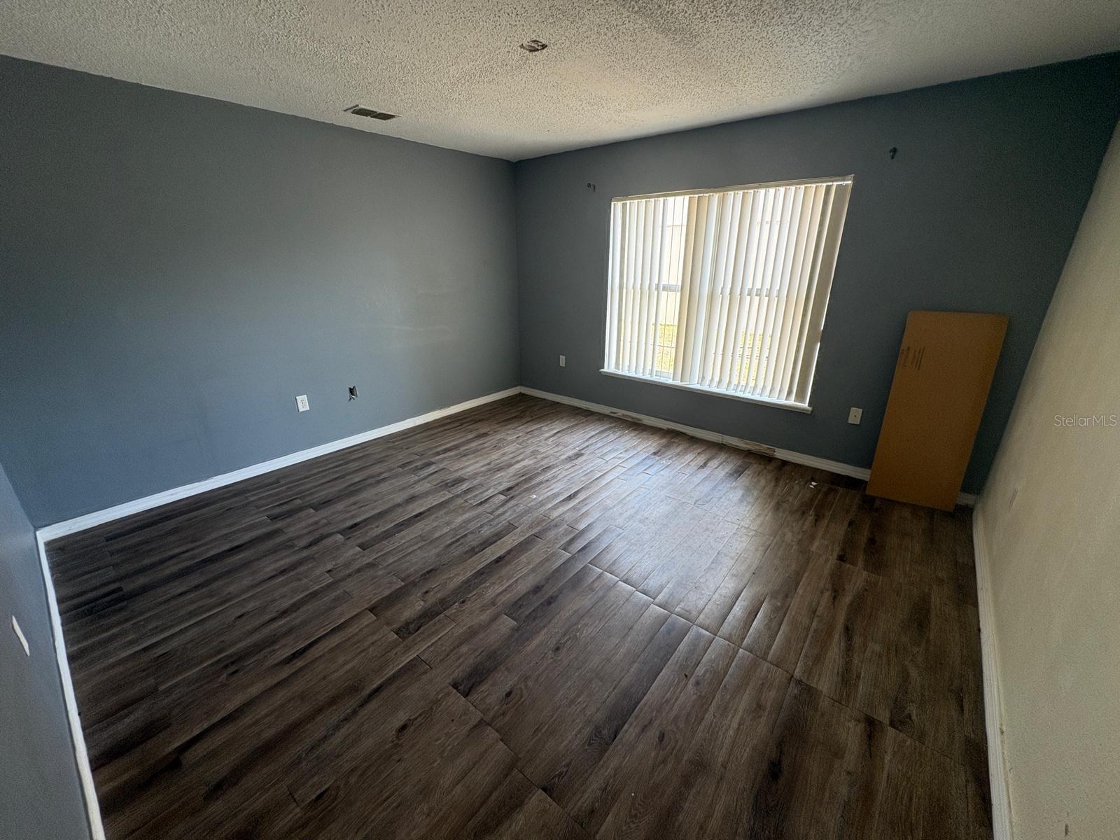 Image 6 of 39 For 266 Vervain Avenue