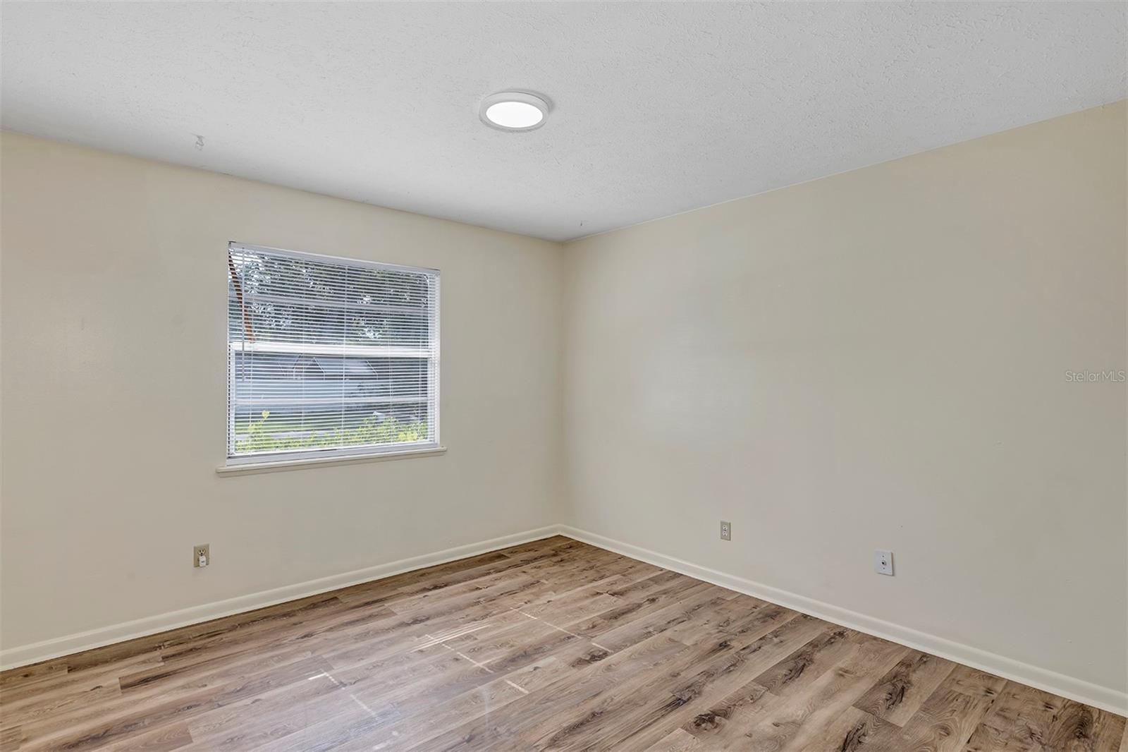 Listing photo id 8 for 3800 17th Court  C