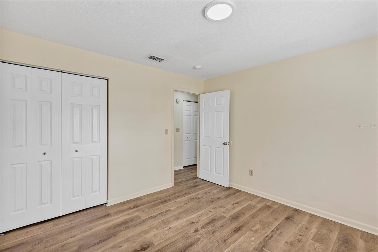 Listing photo id 10 for 3800 17th Court  C
