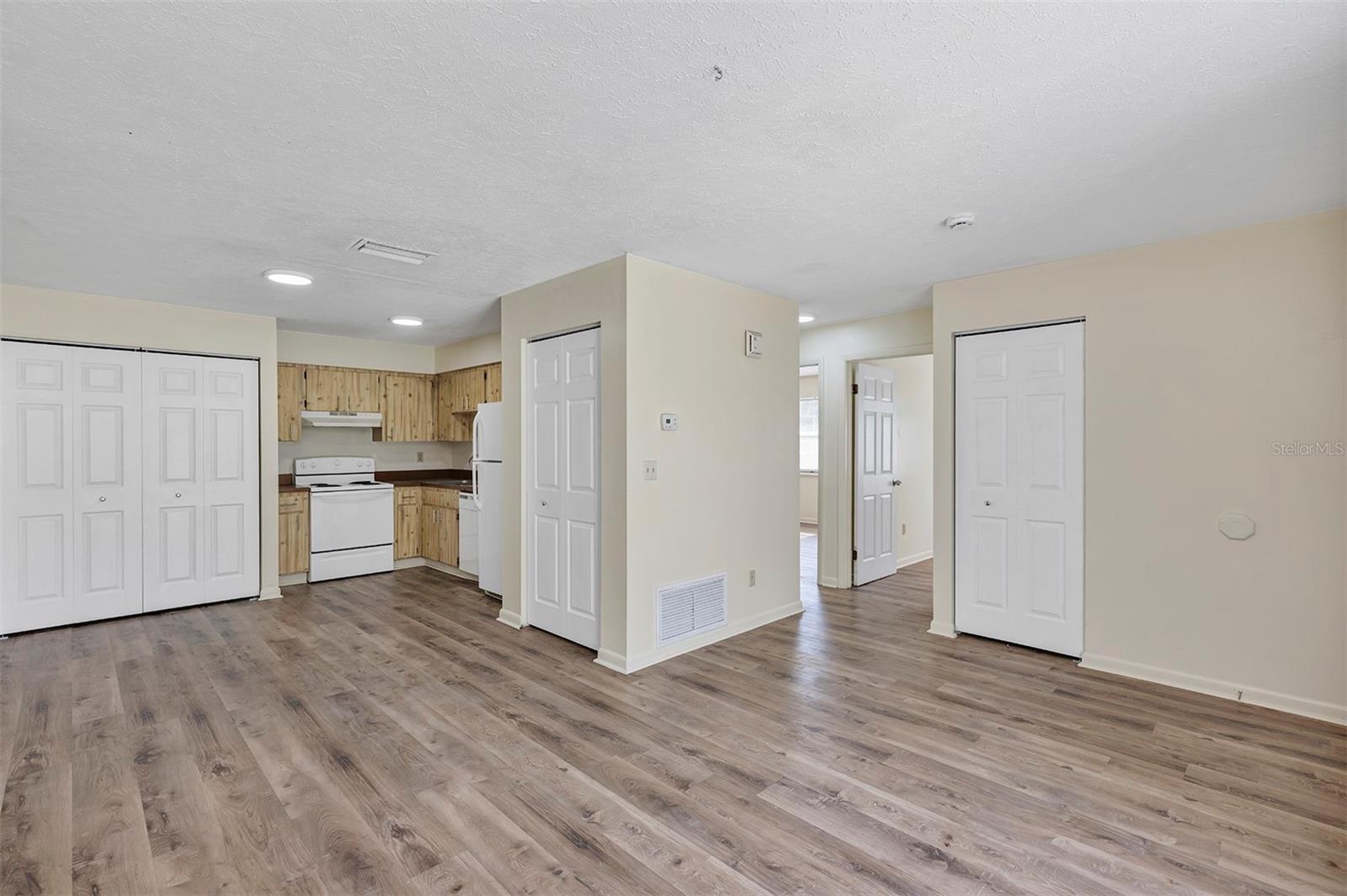 Listing photo id 3 for 3800 17th Court  C