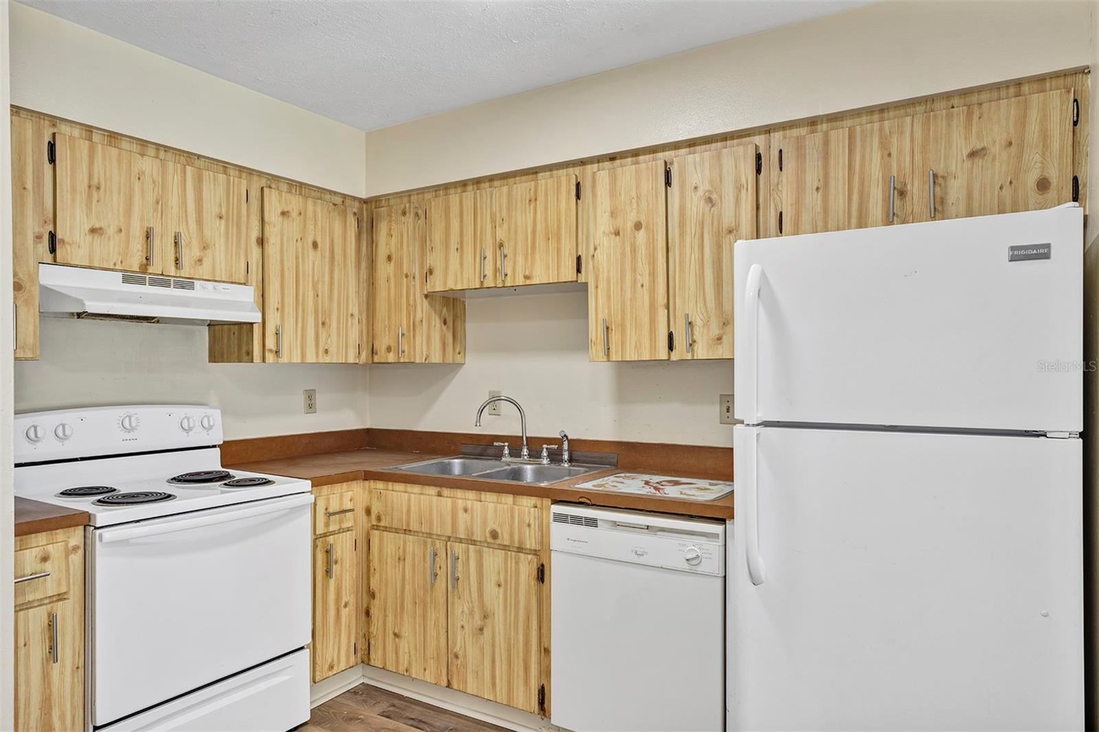 Listing photo id 5 for 3800 17th Court  C