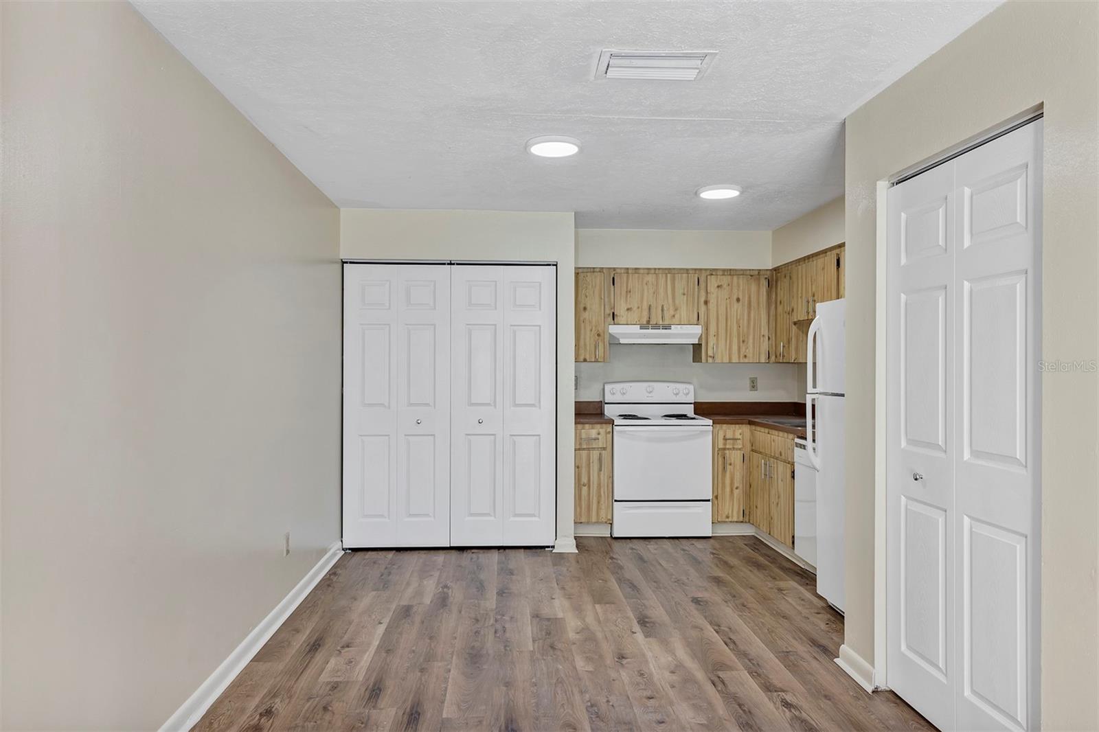 Listing photo id 6 for 3800 17th Court  C