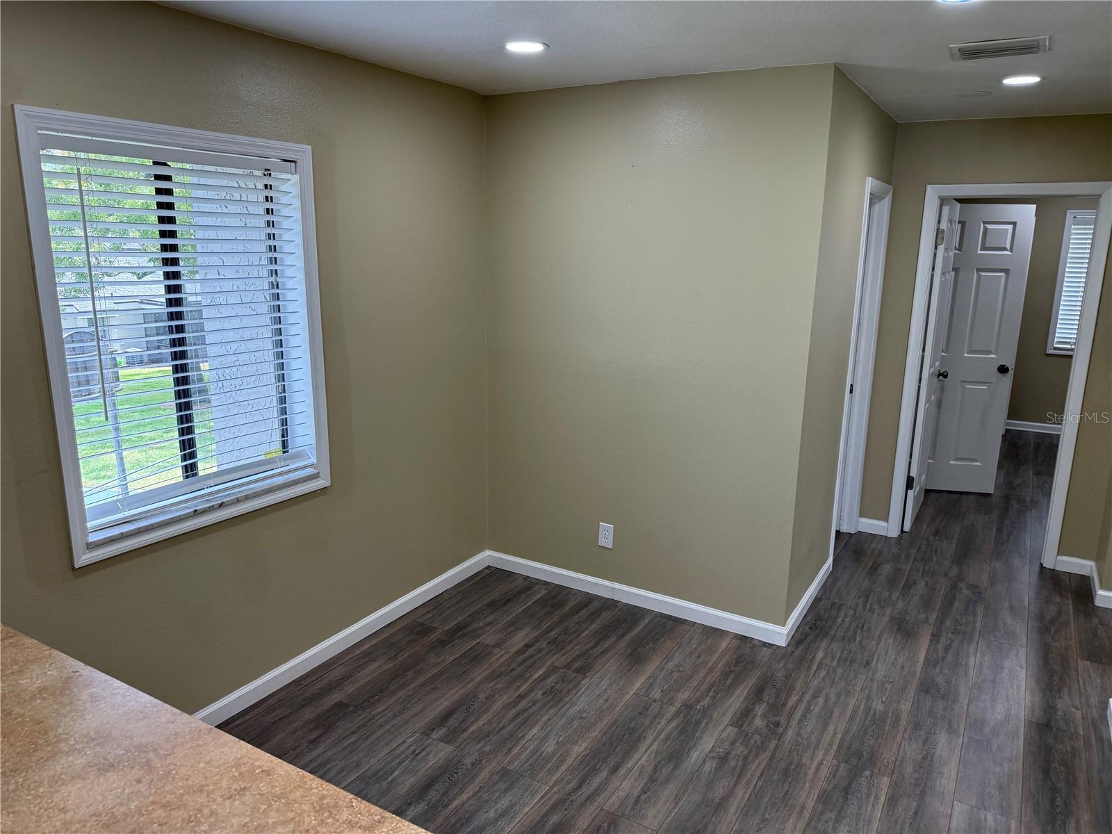 Image 11 of 20 For 129 Springwood Cir  D