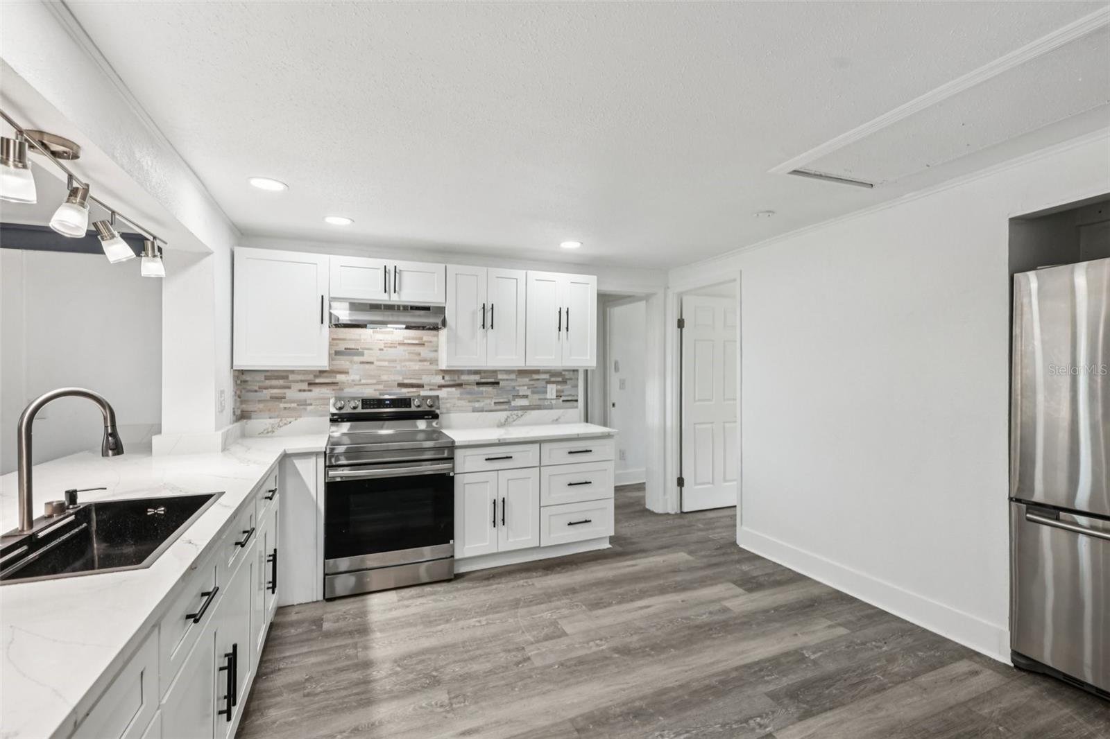 Image 13 of 44 For 18015 Beach Street