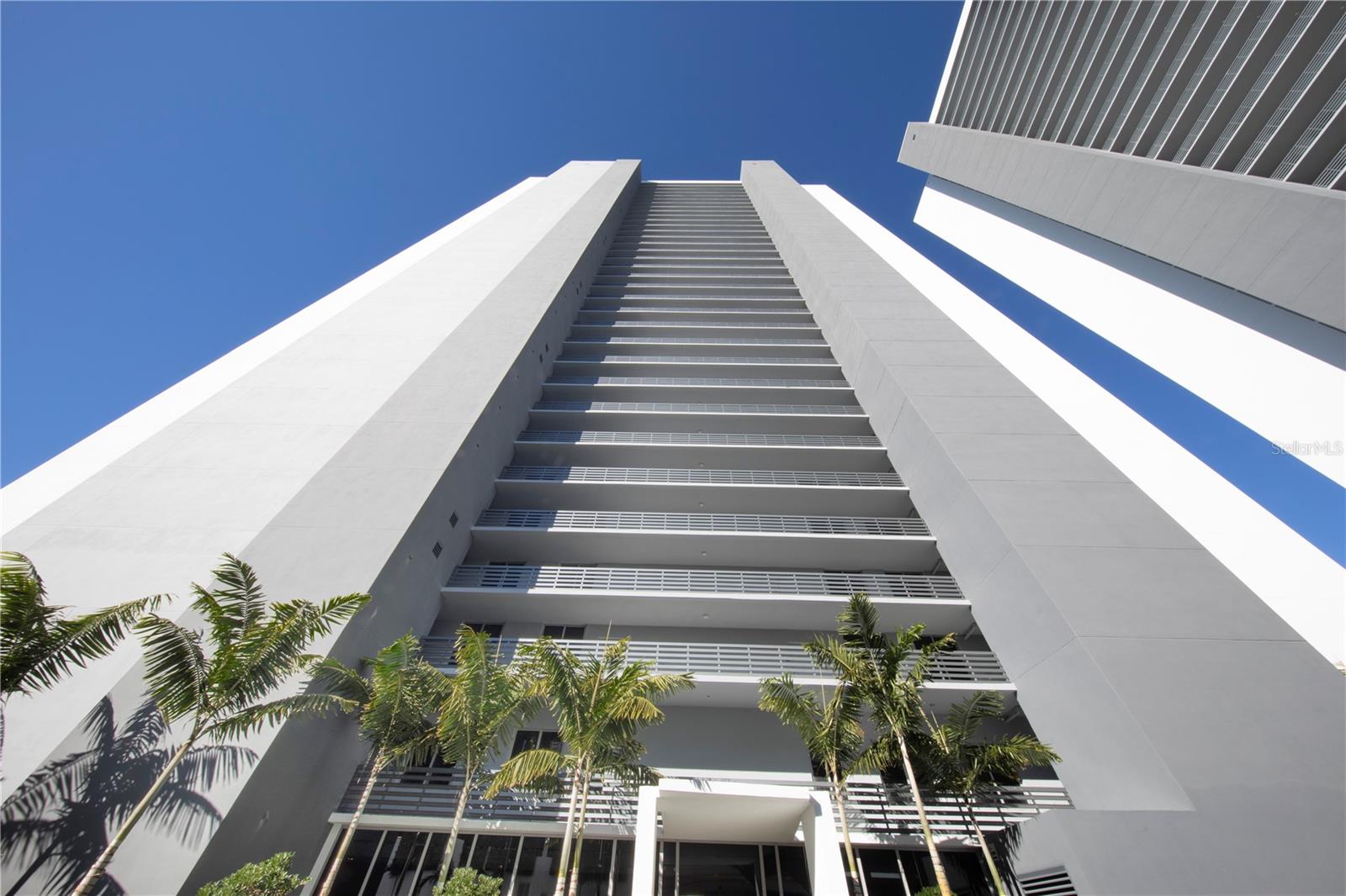 Image 76 of 99 For 16385 Biscayne Boulevard 2806