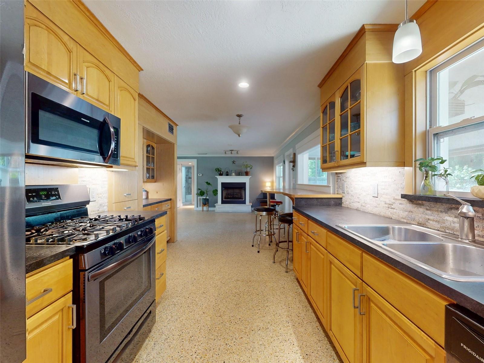 Image 11 of 45 For 706 Lynn Avenue