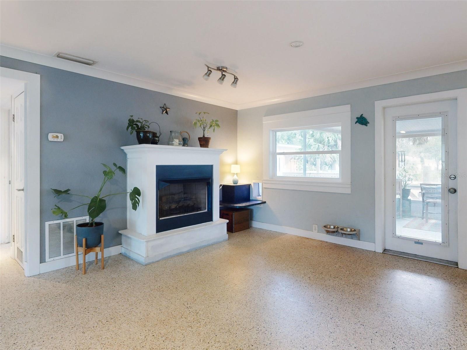 Image 6 of 45 For 706 Lynn Avenue