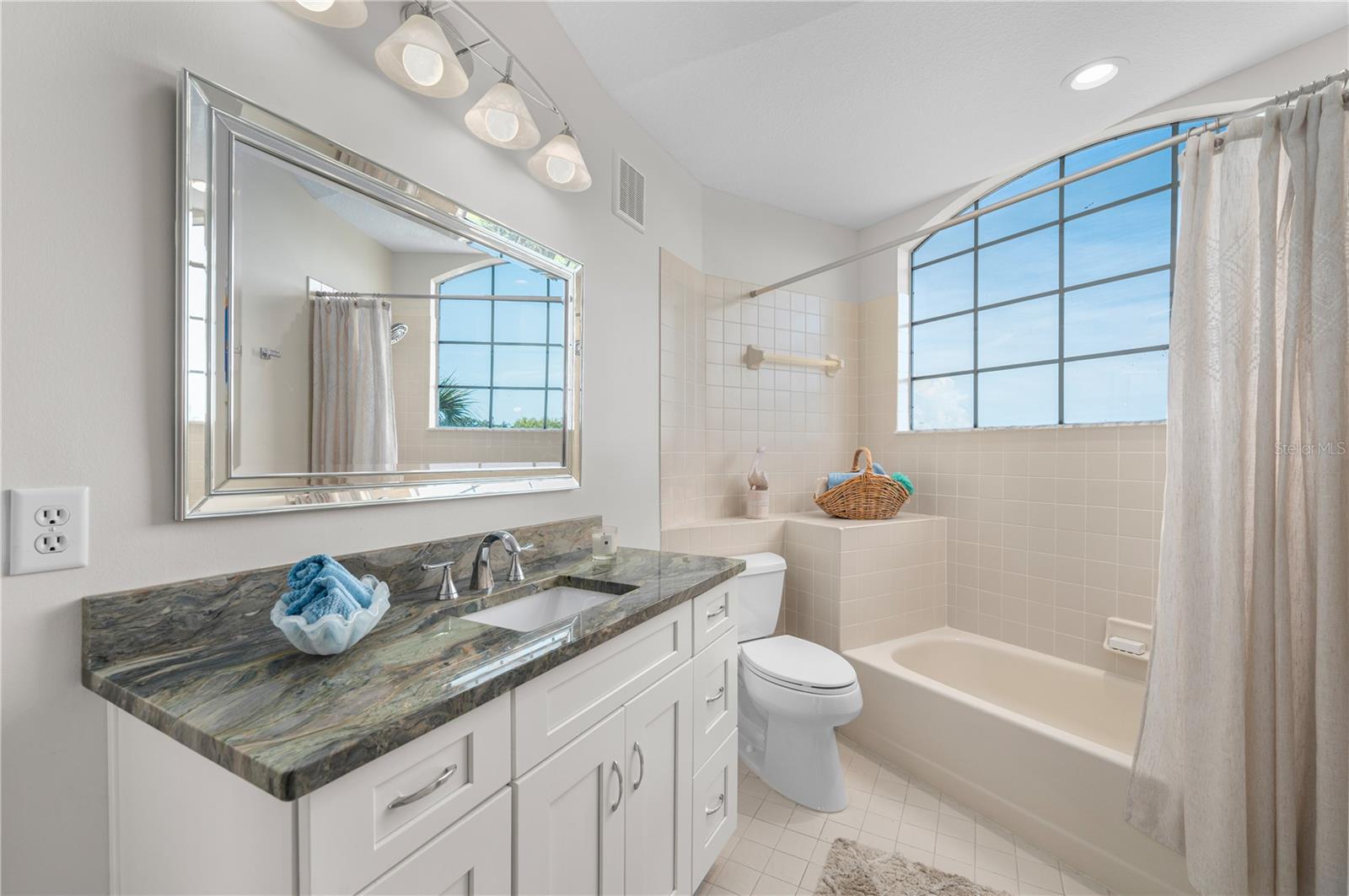 Image 17 of 28 For 8735 Lakeside Boulevard 210