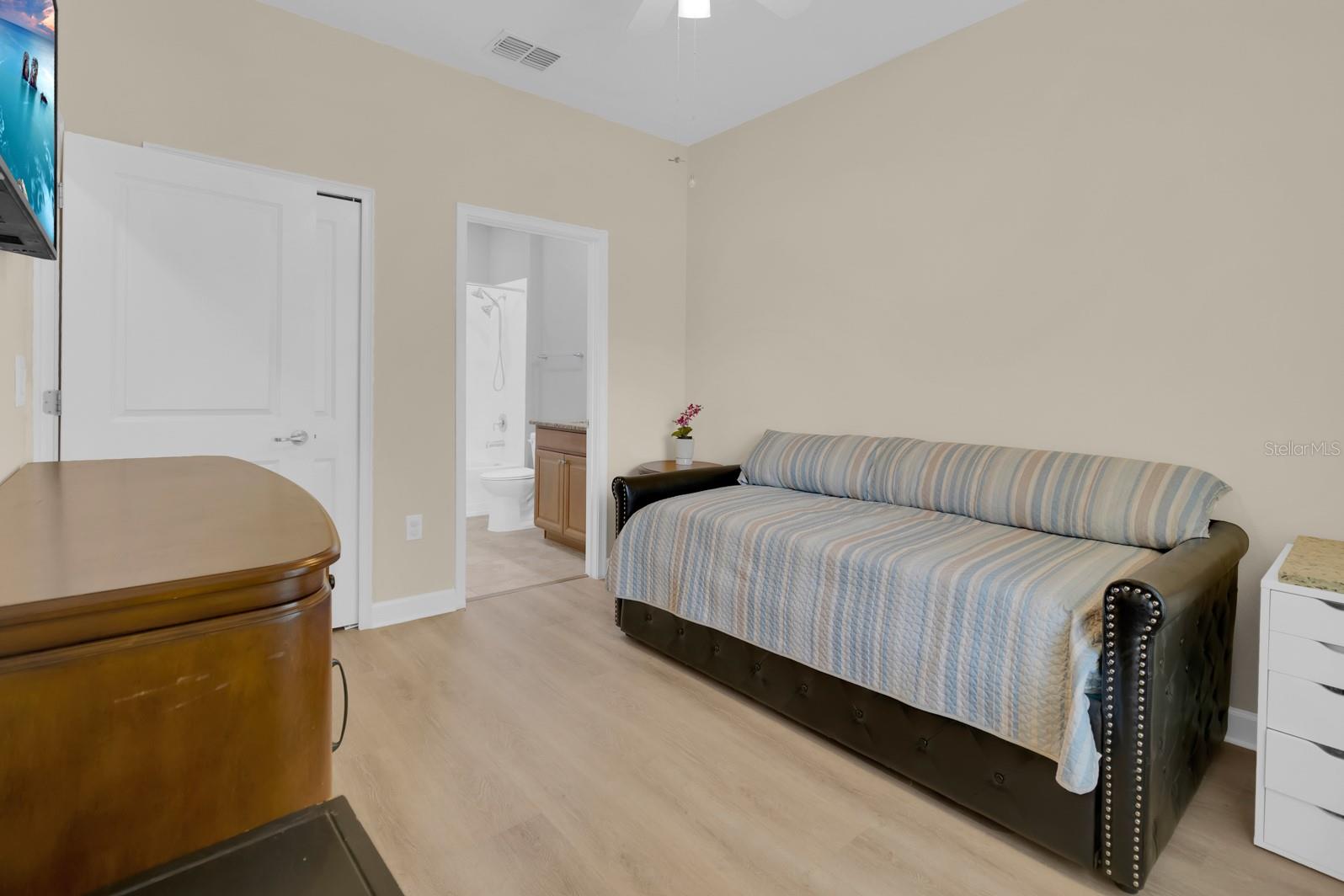 Image 11 of 51 For 3550 Fairwaters Court C