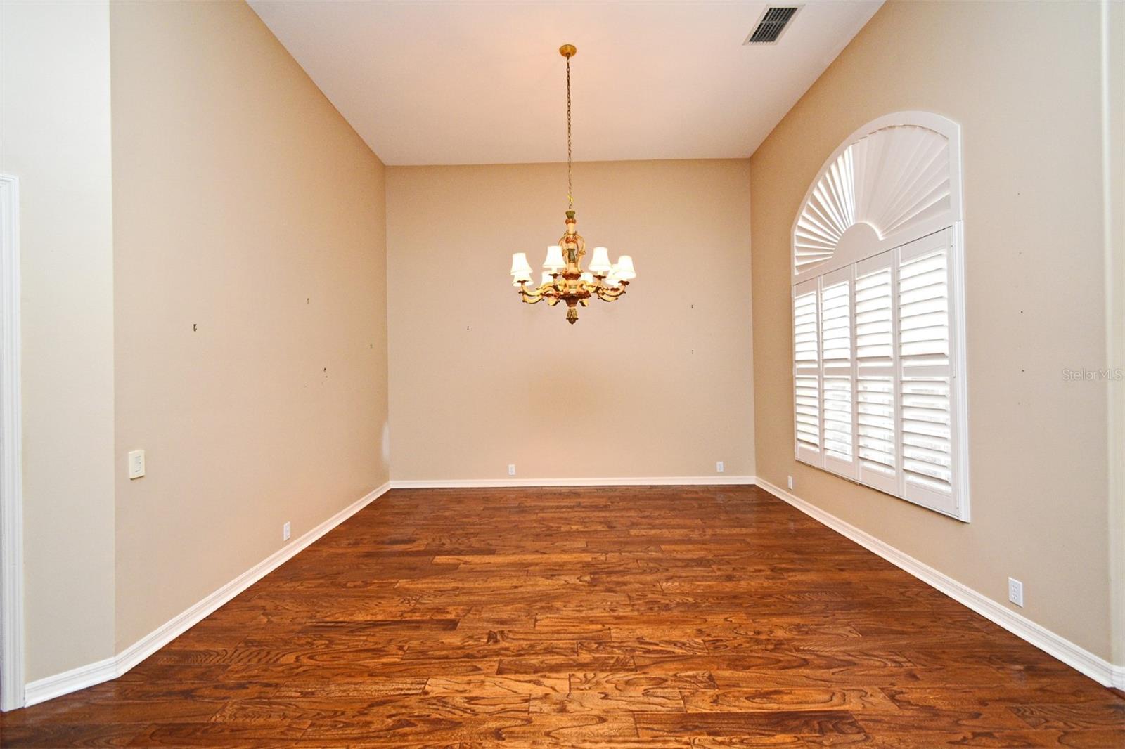 Image 11 of 64 For 643 Cricklewood Terrace