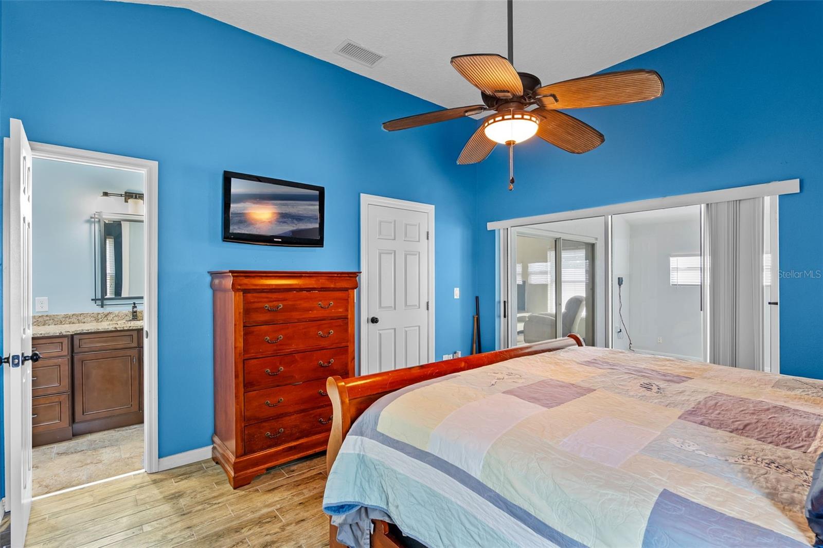 Image 17 of 24 For 851 Bates Court