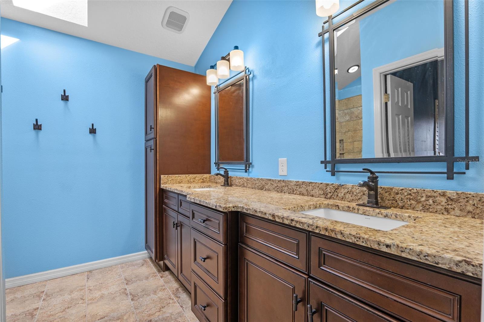 Image 18 of 24 For 851 Bates Court