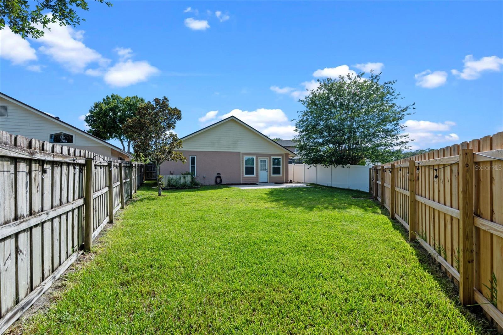 Image 22 of 24 For 851 Bates Court