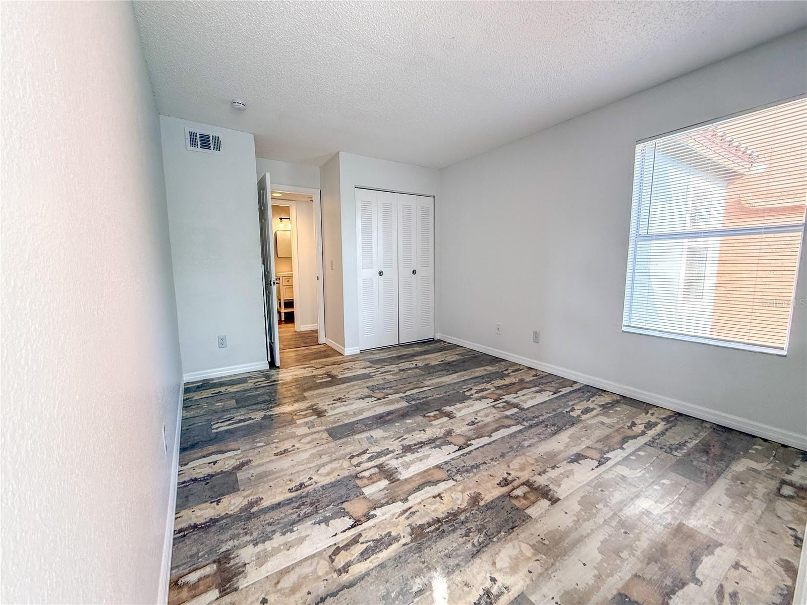 Image 16 of 37 For 5128 Conroy Road 728