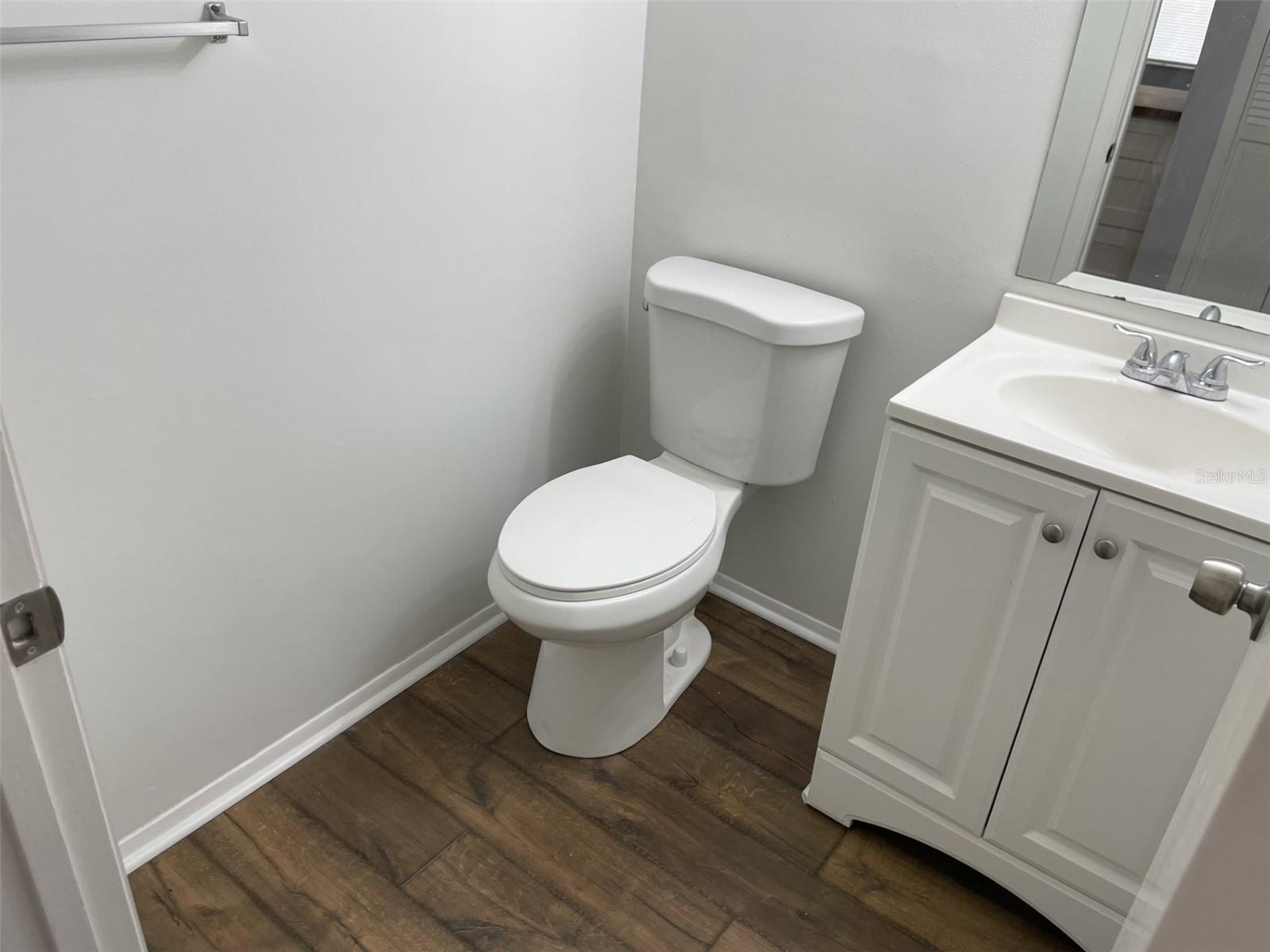 Image 11 of 22 For 5355 Vineland Rd.