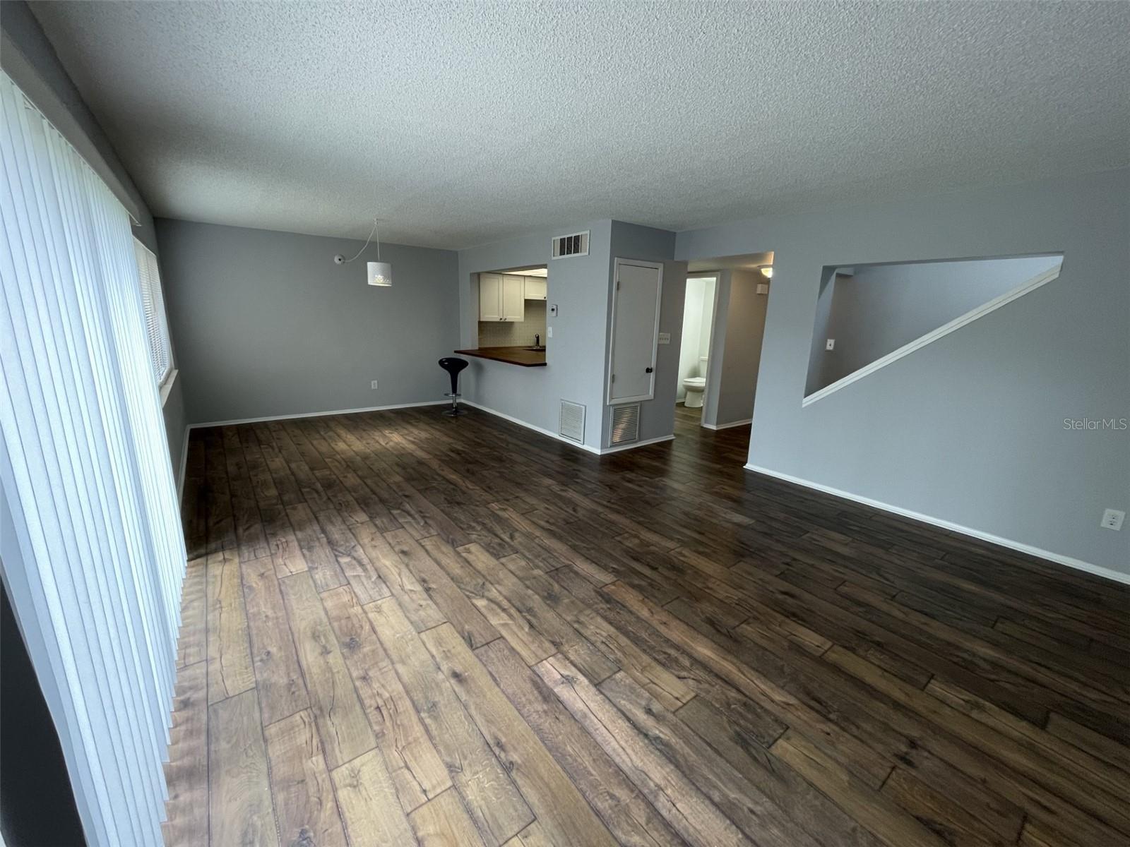 Image 5 of 22 For 5355 Vineland Rd.