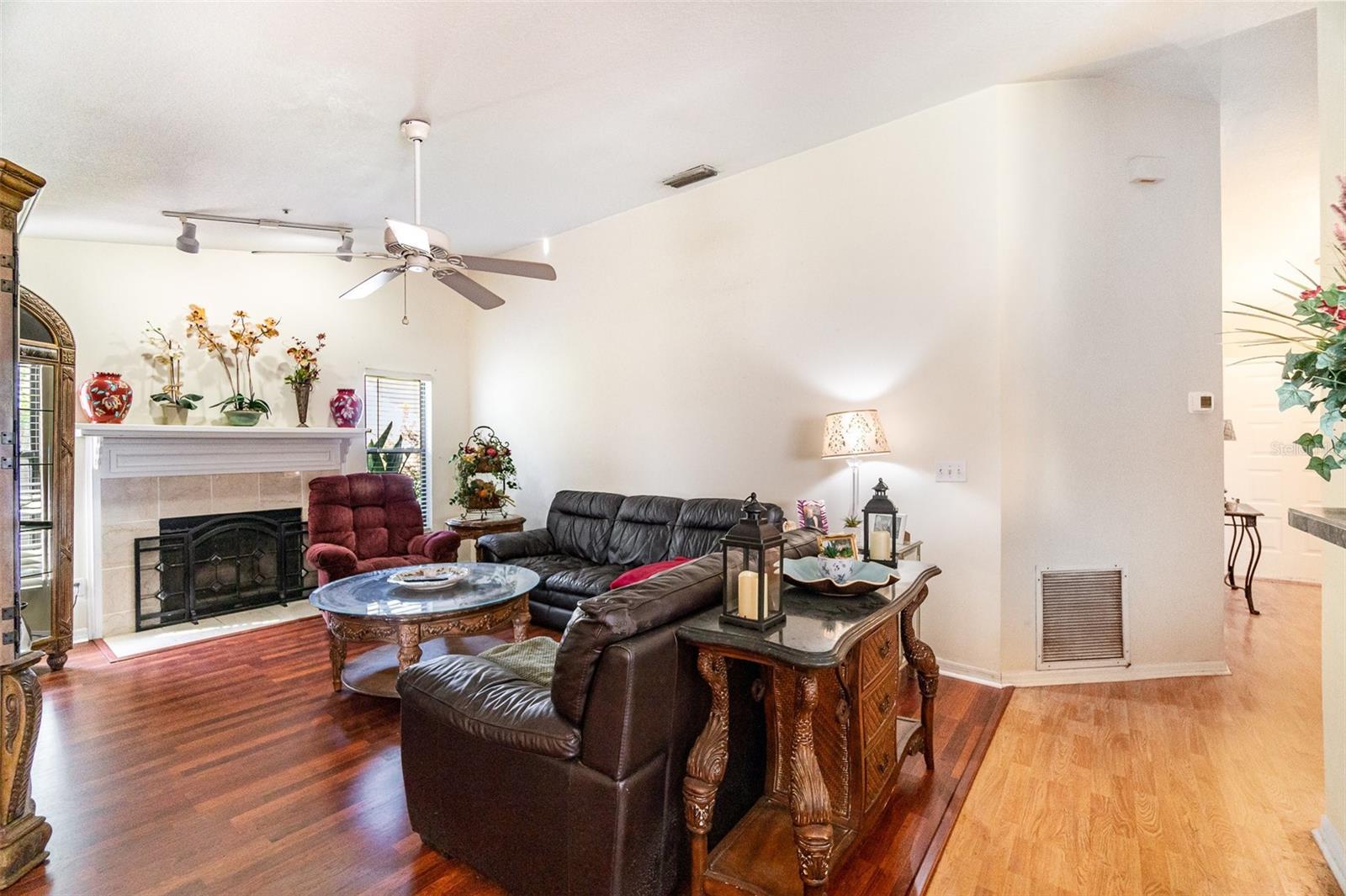 Image 15 of 30 For 923 Freshmeadow Court