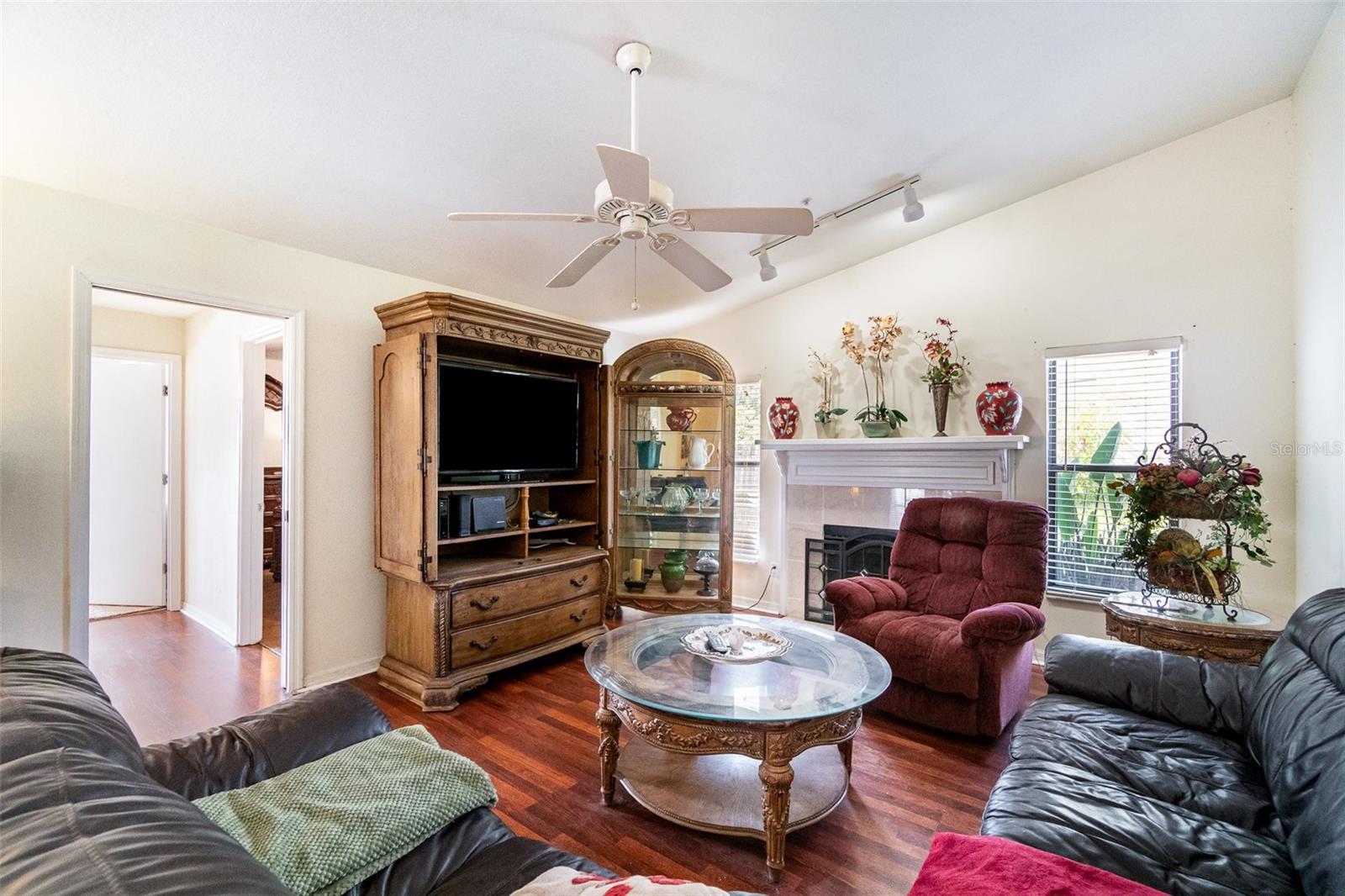 Image 16 of 30 For 923 Freshmeadow Court