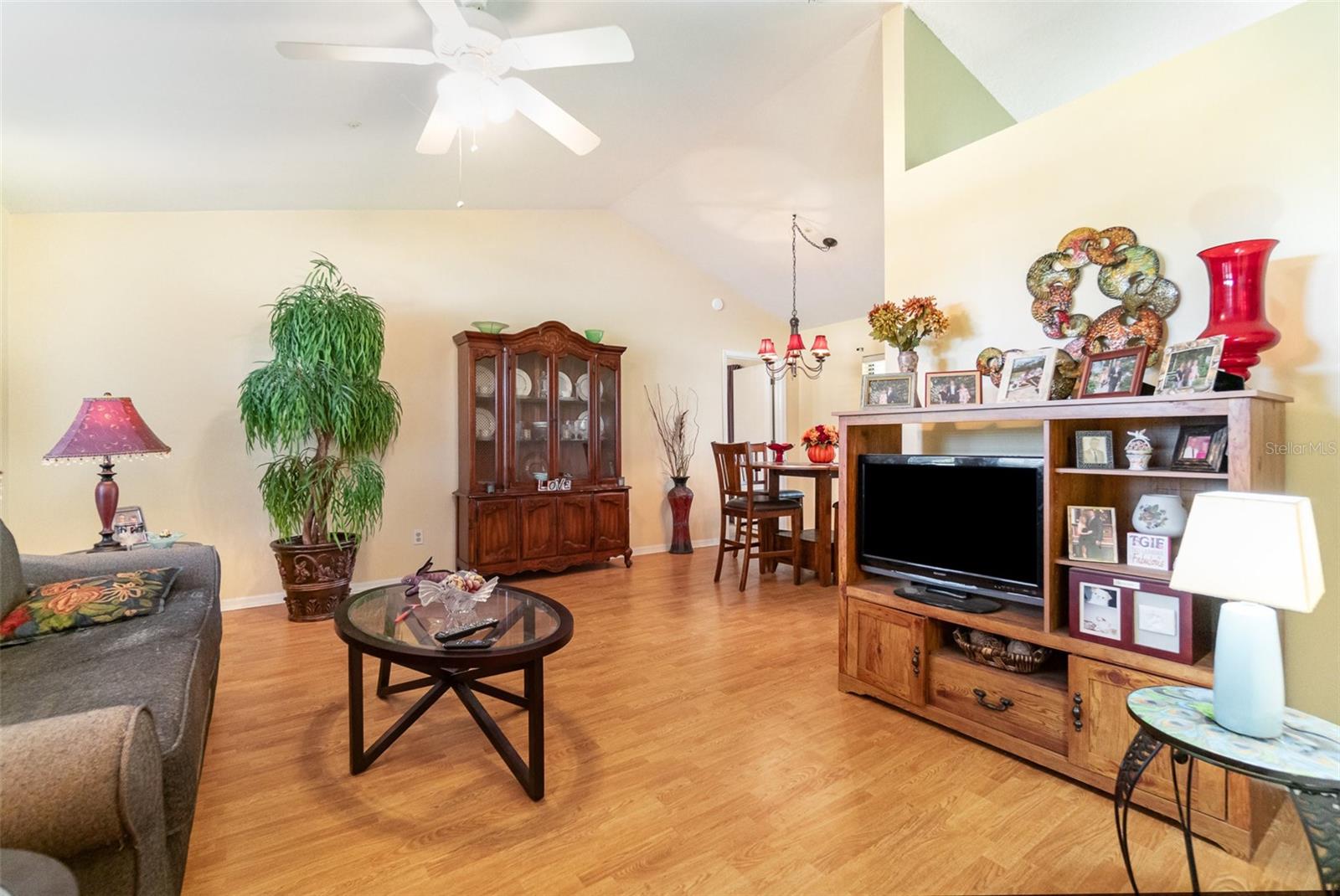 Image 6 of 30 For 923 Freshmeadow Court